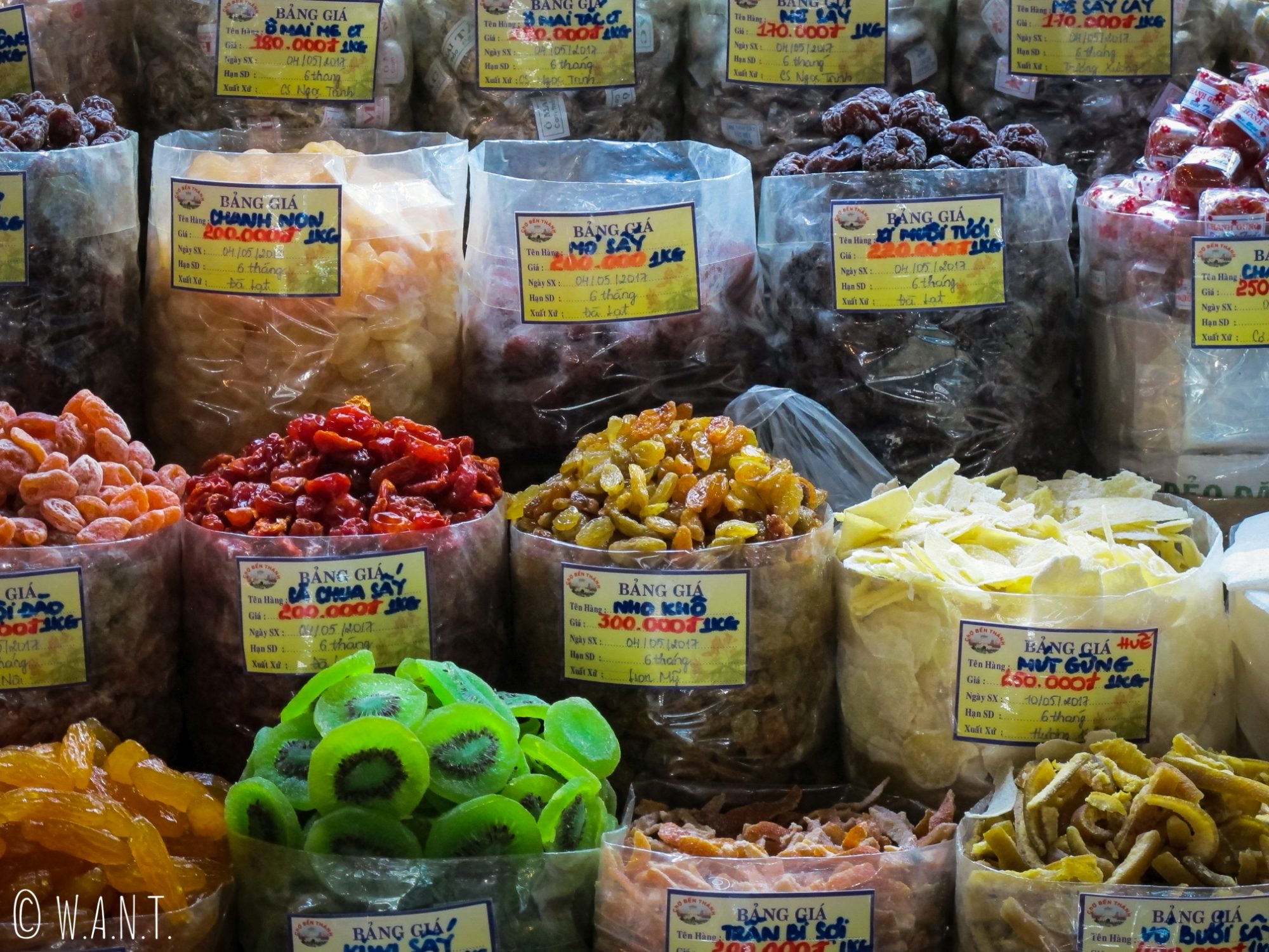 Etal de fruits secs du marché Ben Thanh de Saïgon