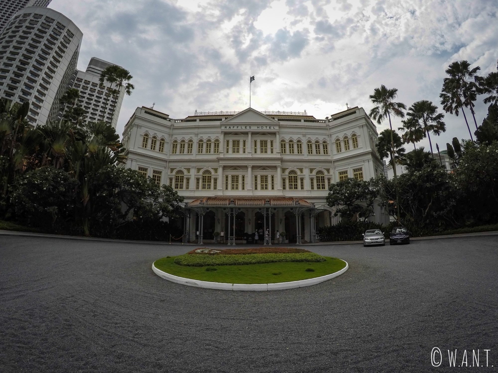 Façade de style colonial du mythique hôtel Raffles de Singapour