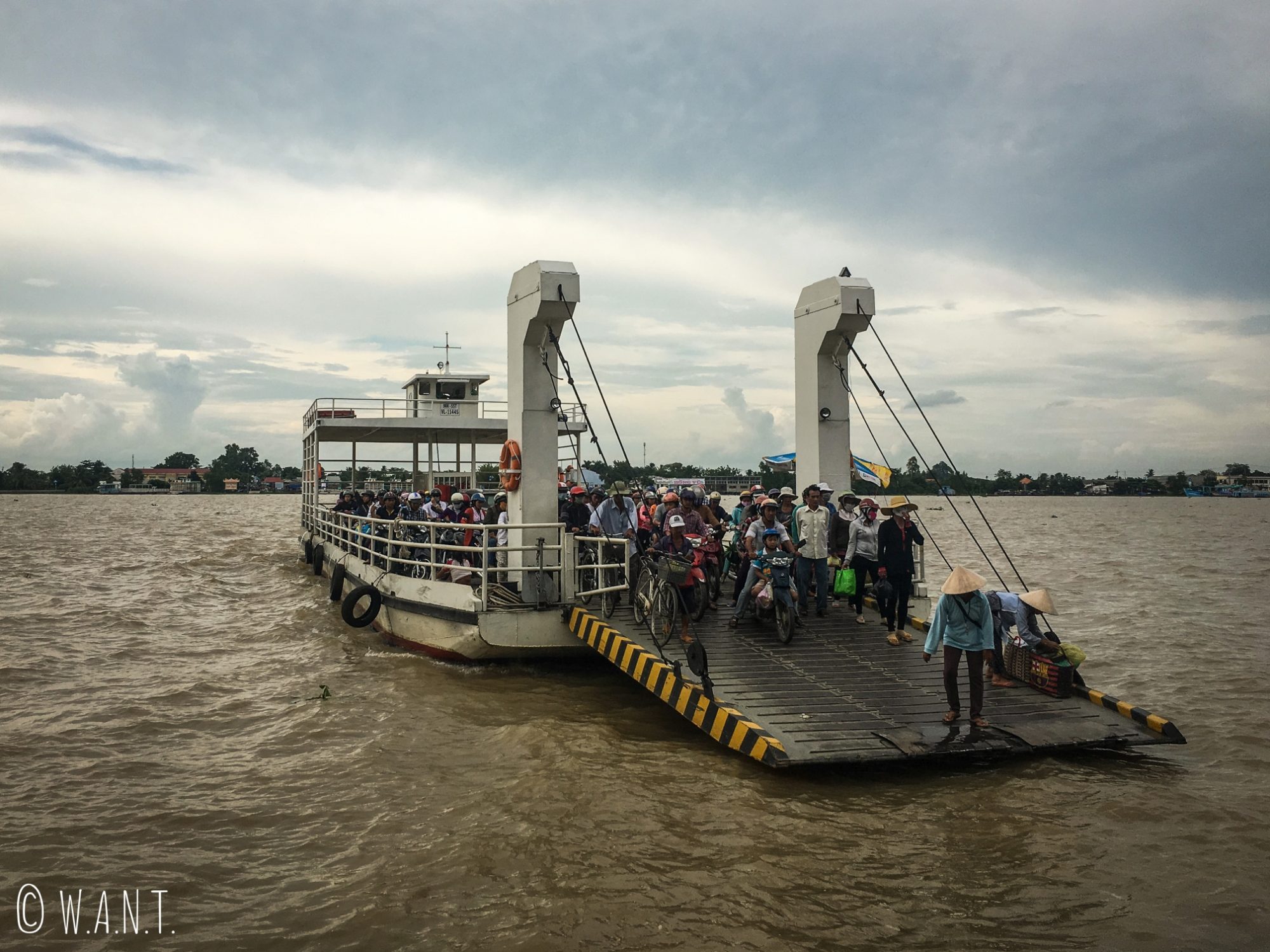 Ferry rejoignant Vinh Long à l'île d'An Binh
