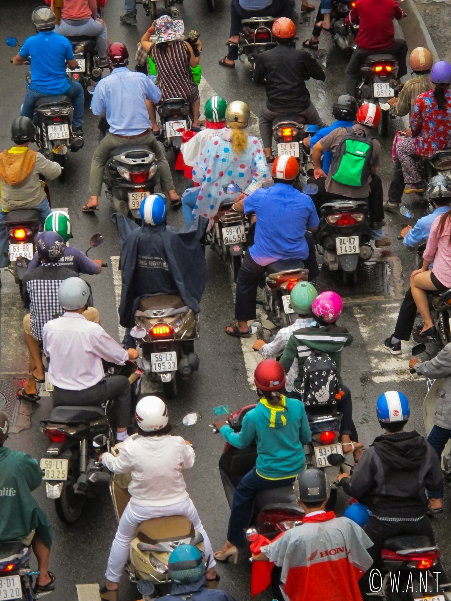 Gros plans sur les conducteurs de scooters dans les rues de Saïgon