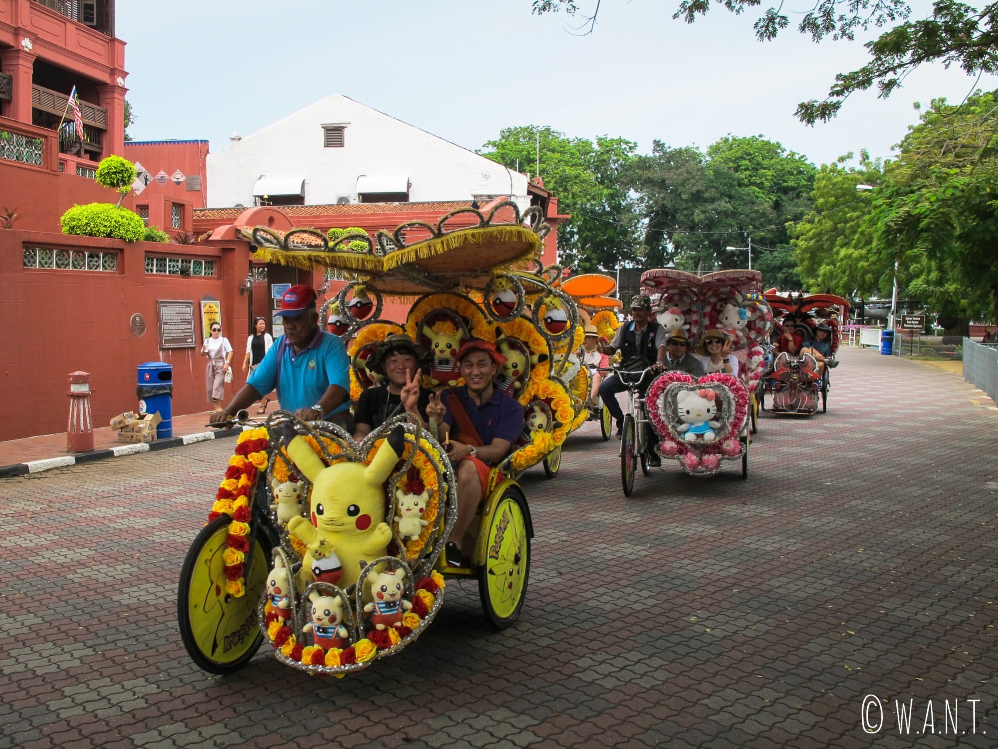 Horde de tuk-tuks dans les rues du centre historique de Malacca