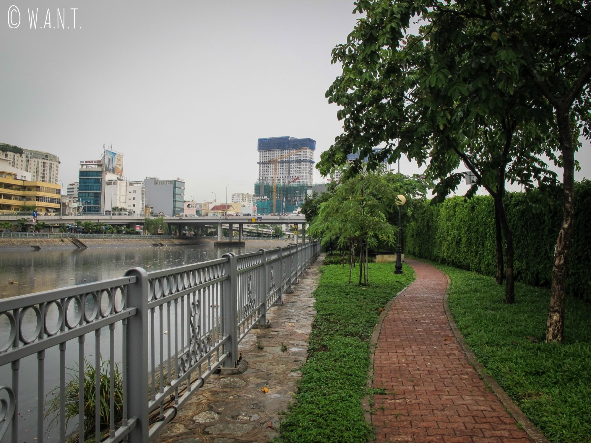 Il est possible de se promener sur les rives de la rivière de Saïgon