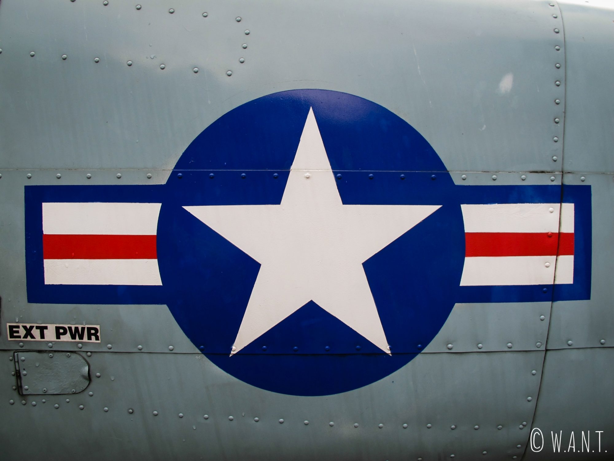 La cocarde américaine, présente sur la plupart des aéronefs lors de la guerre du Vietnam