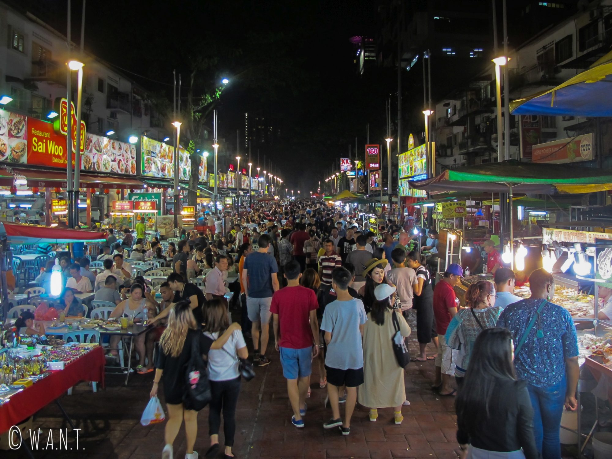 La rue Jalan Alor, célèbre pour sa nourriture de rue, est bondée à la nuit tombée