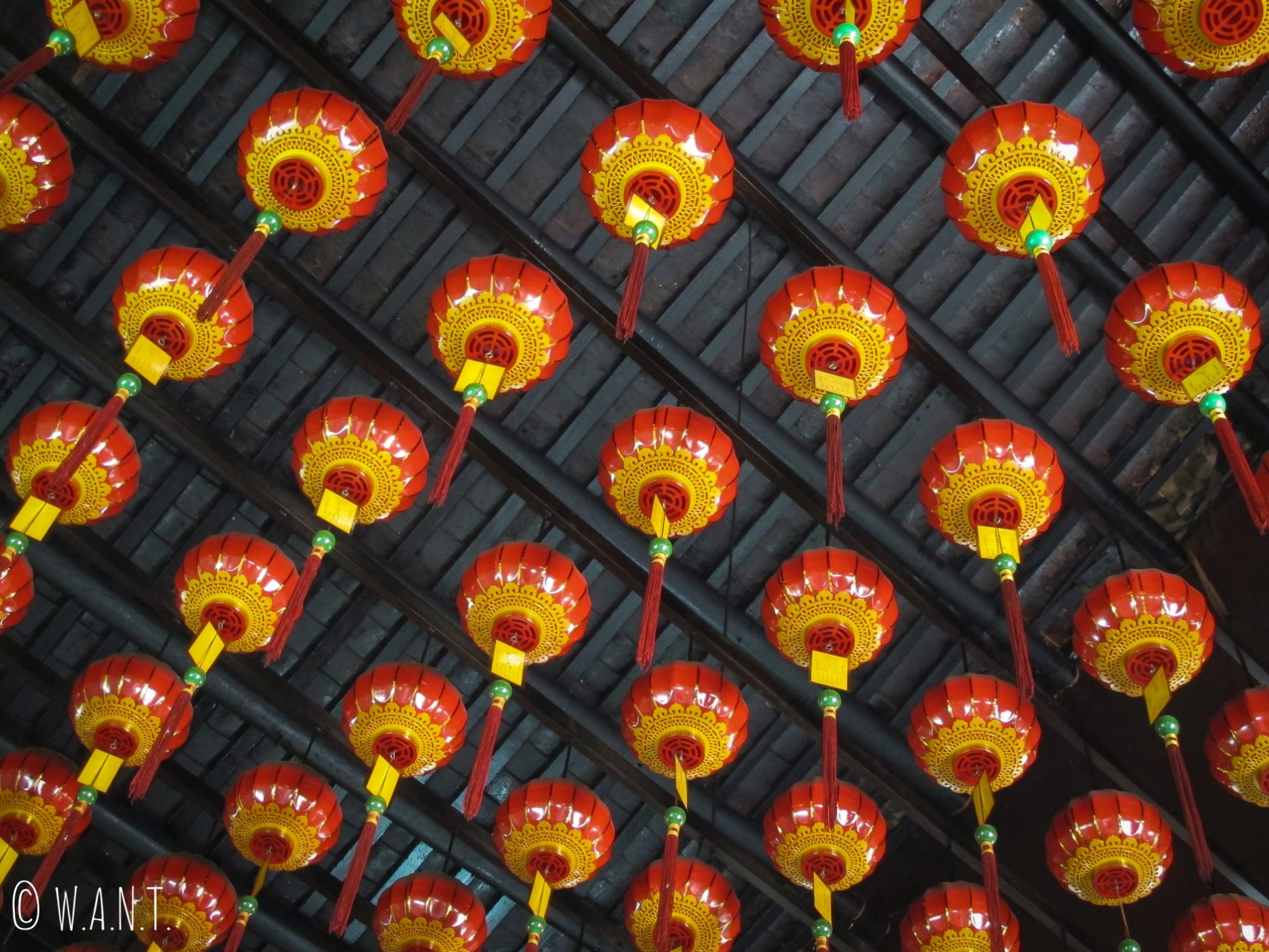 Lanternes du temple cantonnais Nin Yong dans Georgetown à Penang