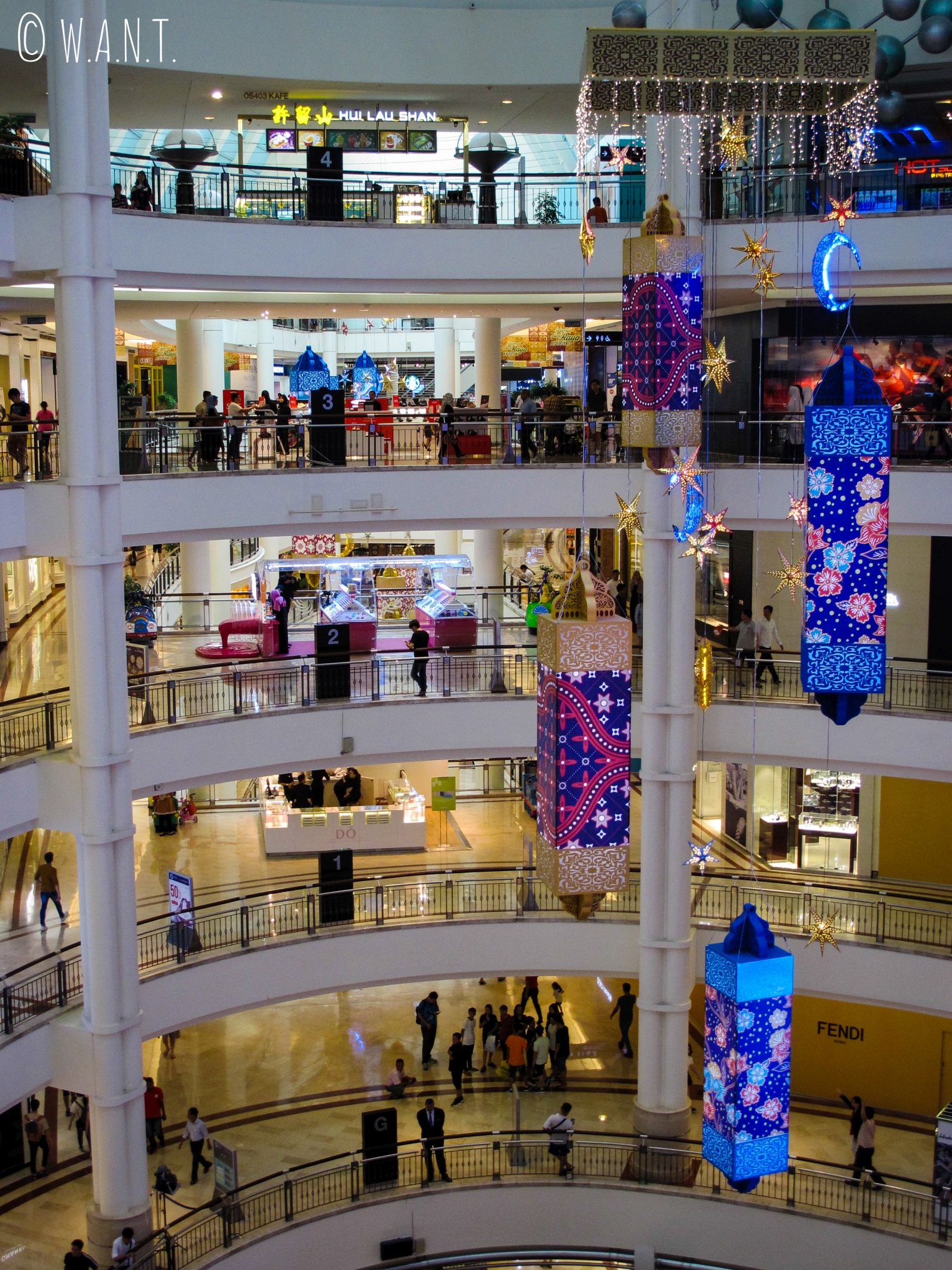 Le centre commercial Suria KLCC est situé aux pieds des Tours jumelles Petronas