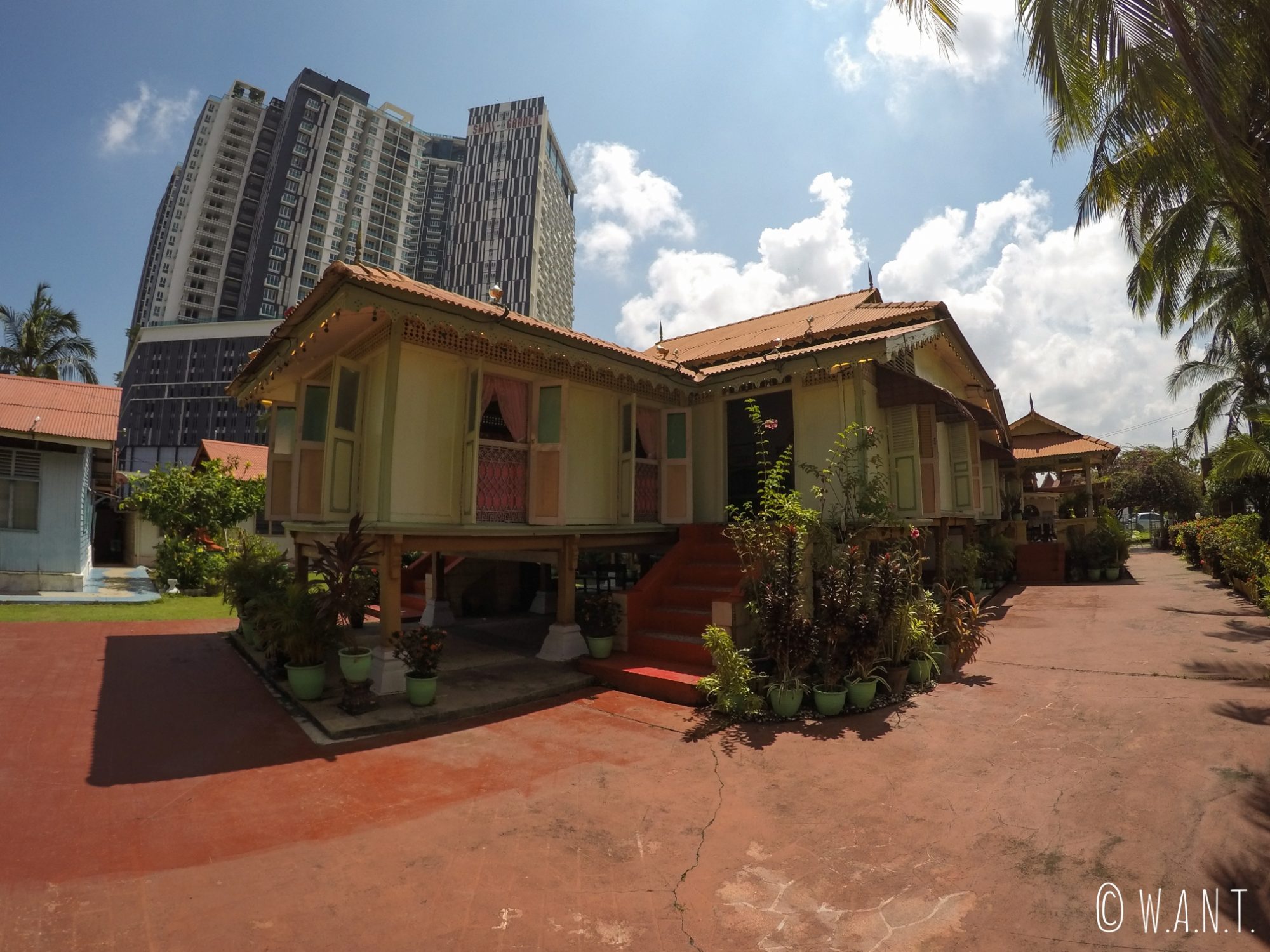 Le contraste est frappant entre la villa Sentosa, maison malaisienne, et les immeubles situés autour