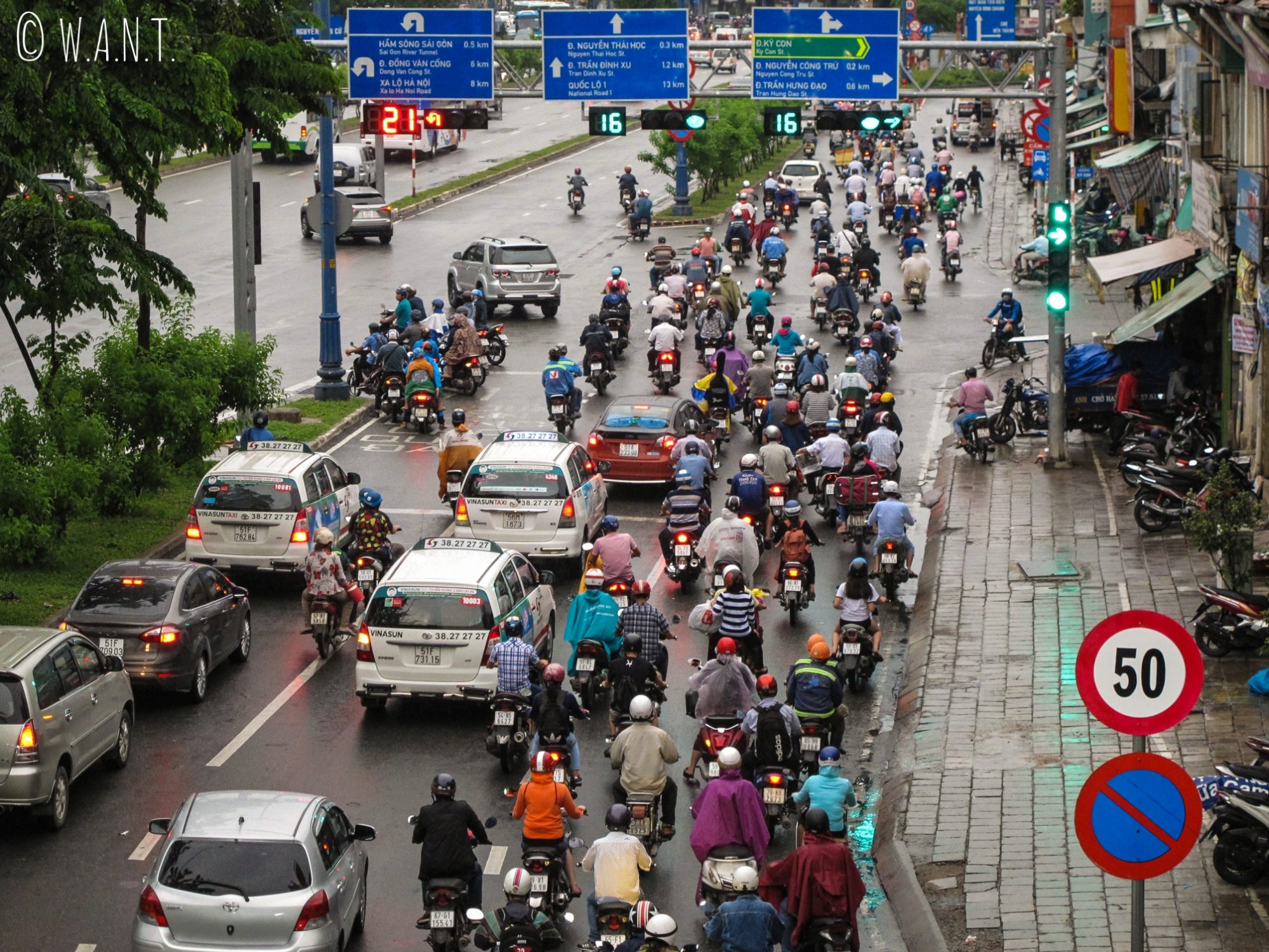 Le scooter est un moyen de déplacement très utilisé à Saïgon