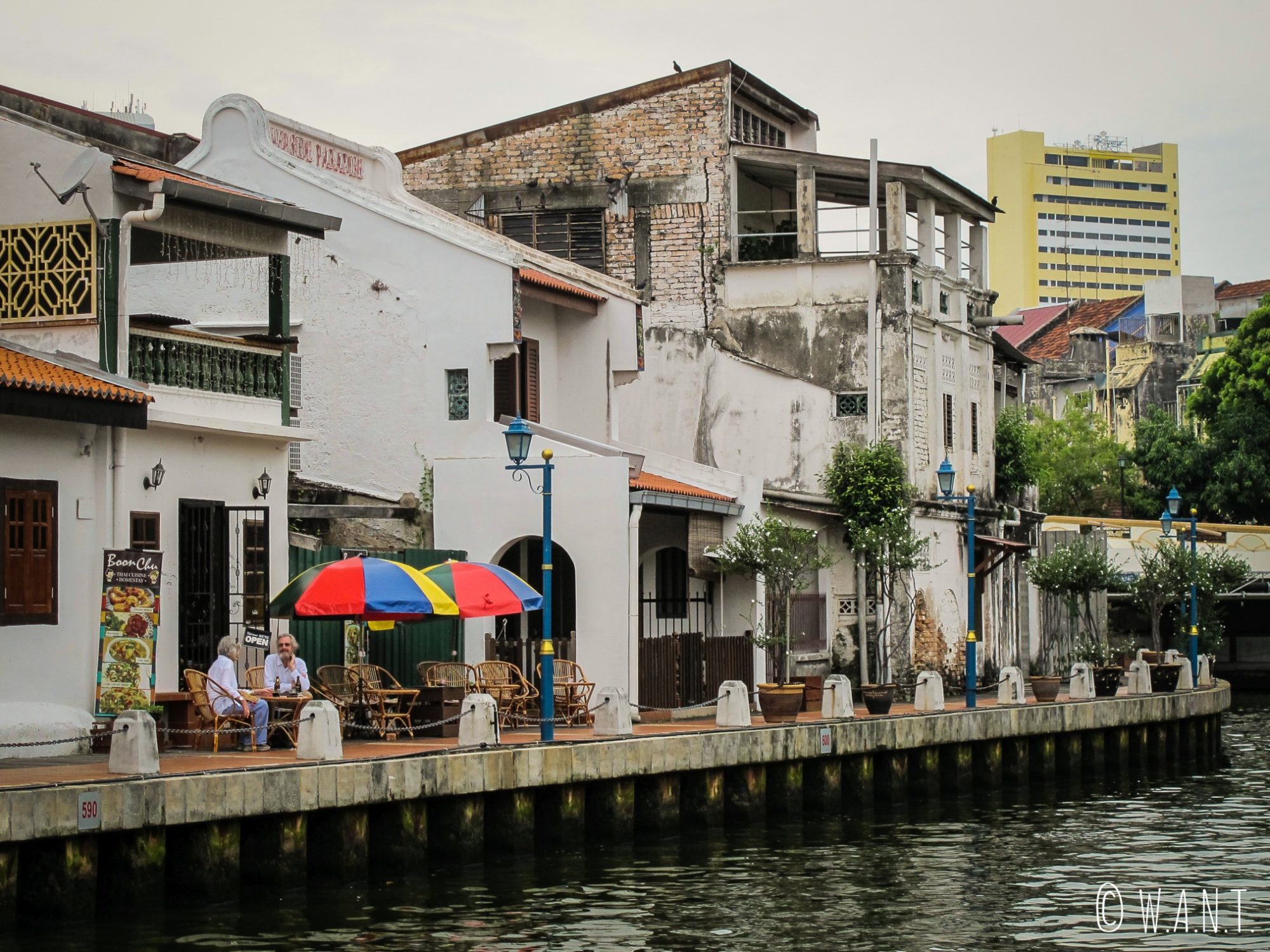 Les cafés et restaurants installent leurs terrasses sur les bords de la rivière de Malacca