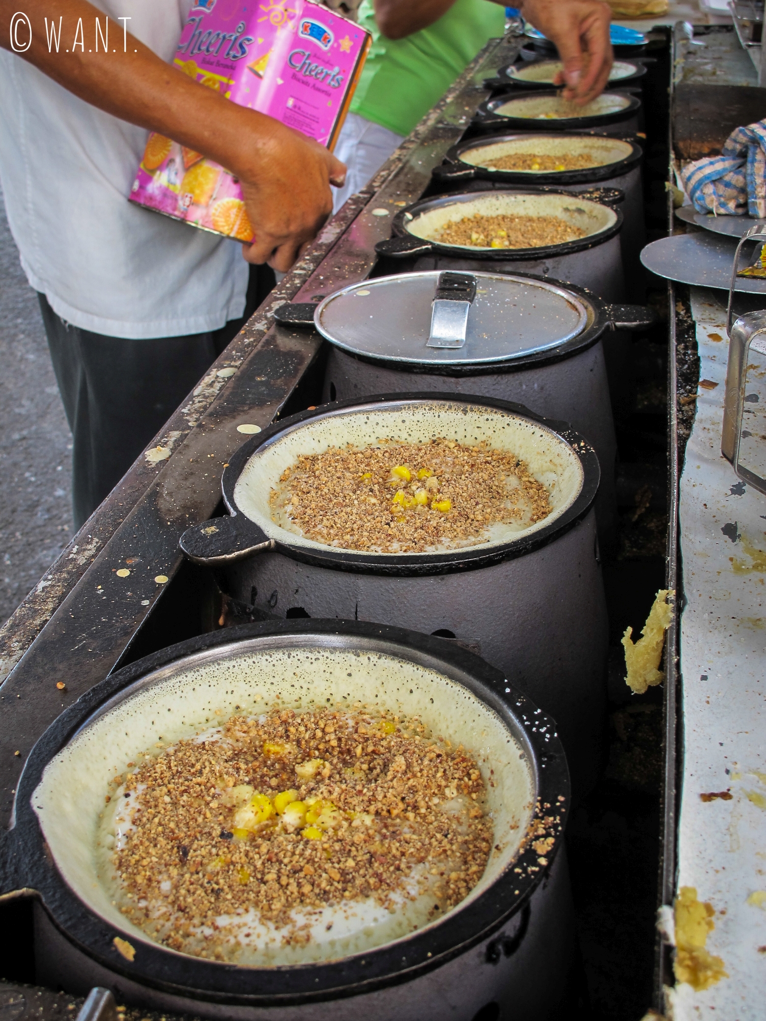 Les pancakes chinois sont prêts à être dégustés dans la rue Kimberley street de Georgetown