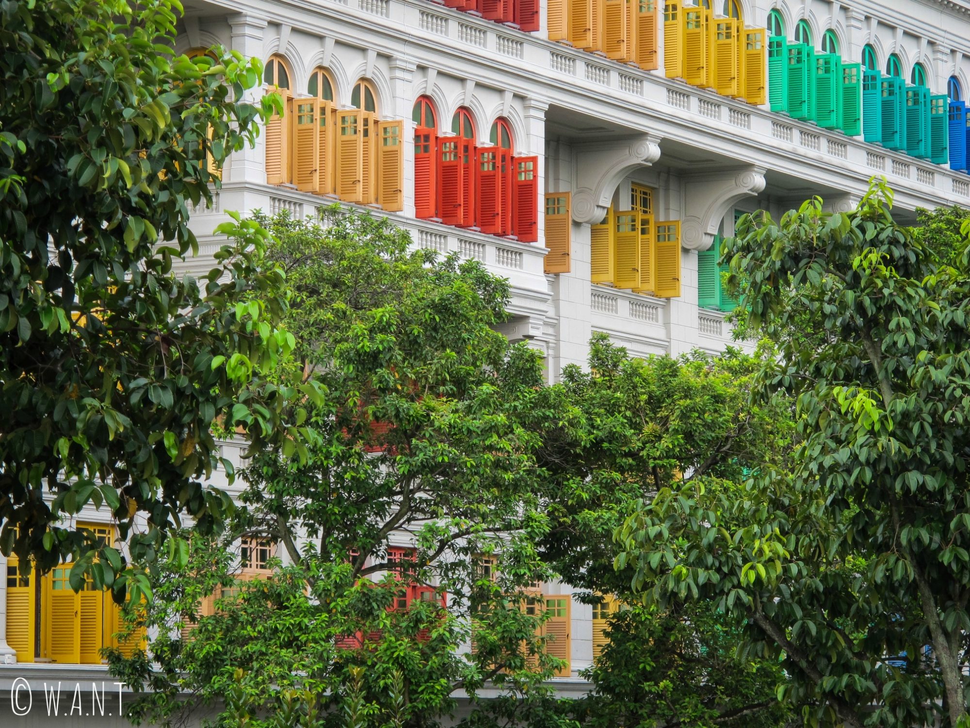 Mélange de couleurs sur les volets de l'ancien hôtel de police de Singapour