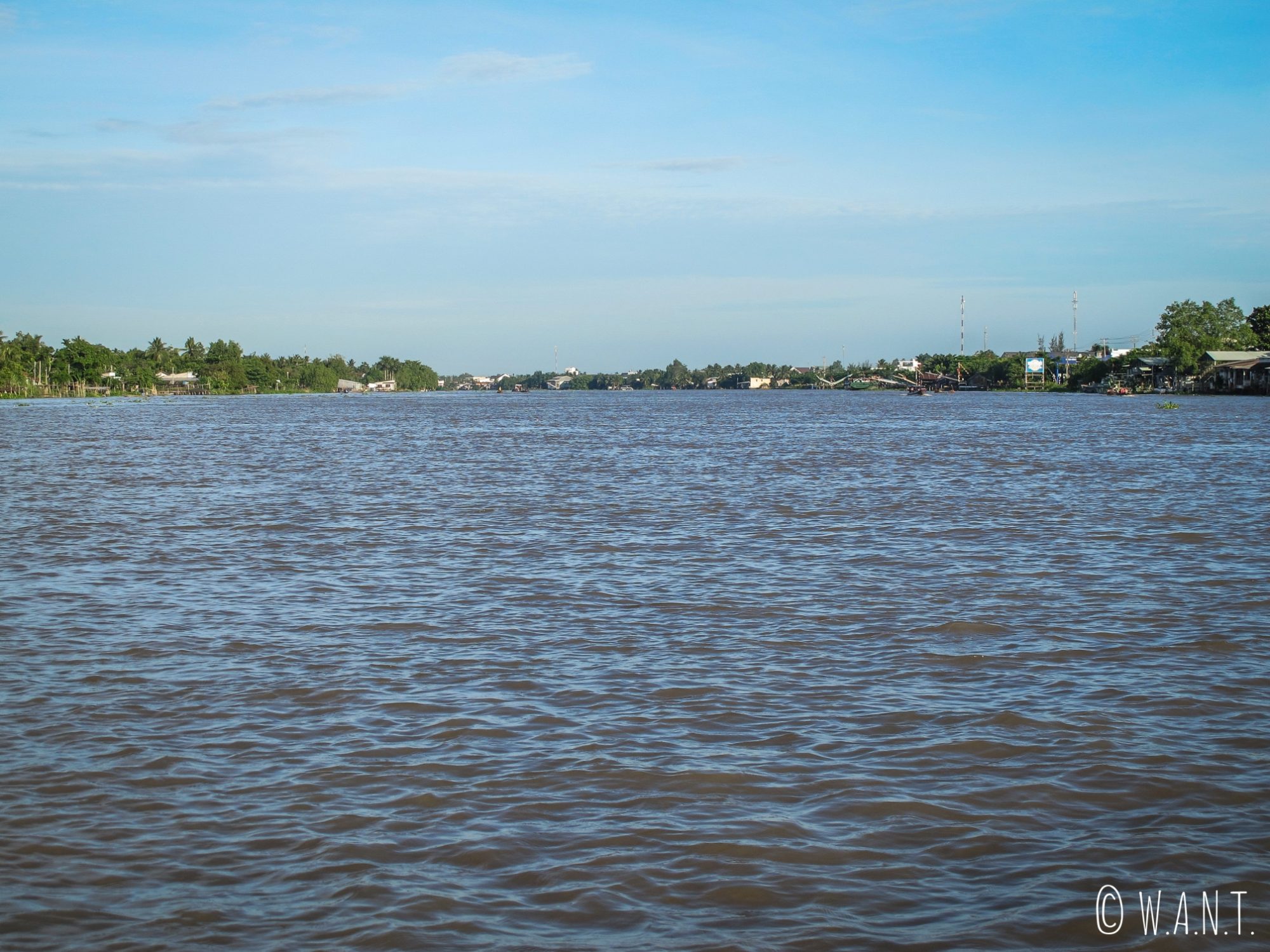 Nous naviguons sur un des neuf bras principaux du delta du Mékong