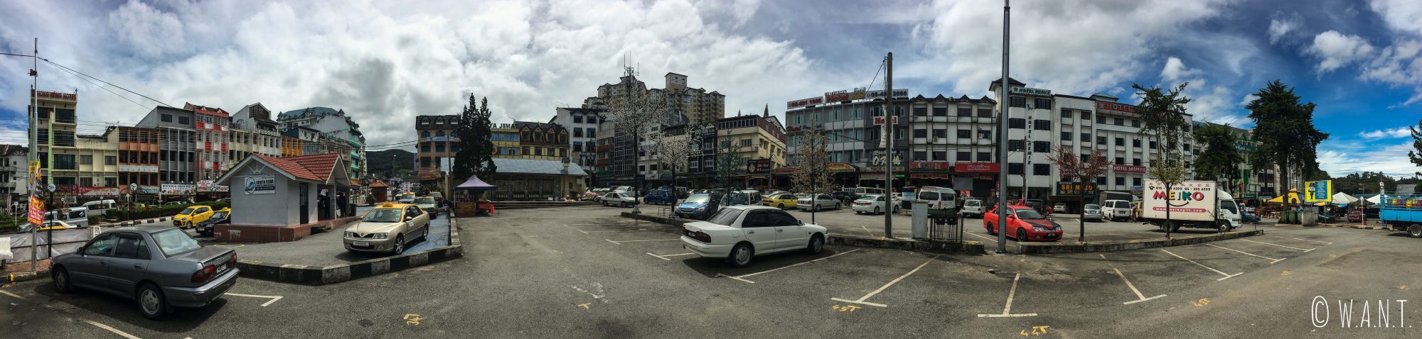 Panorama sur la place centrale de Brinchang qui n'est autre qu'un parking