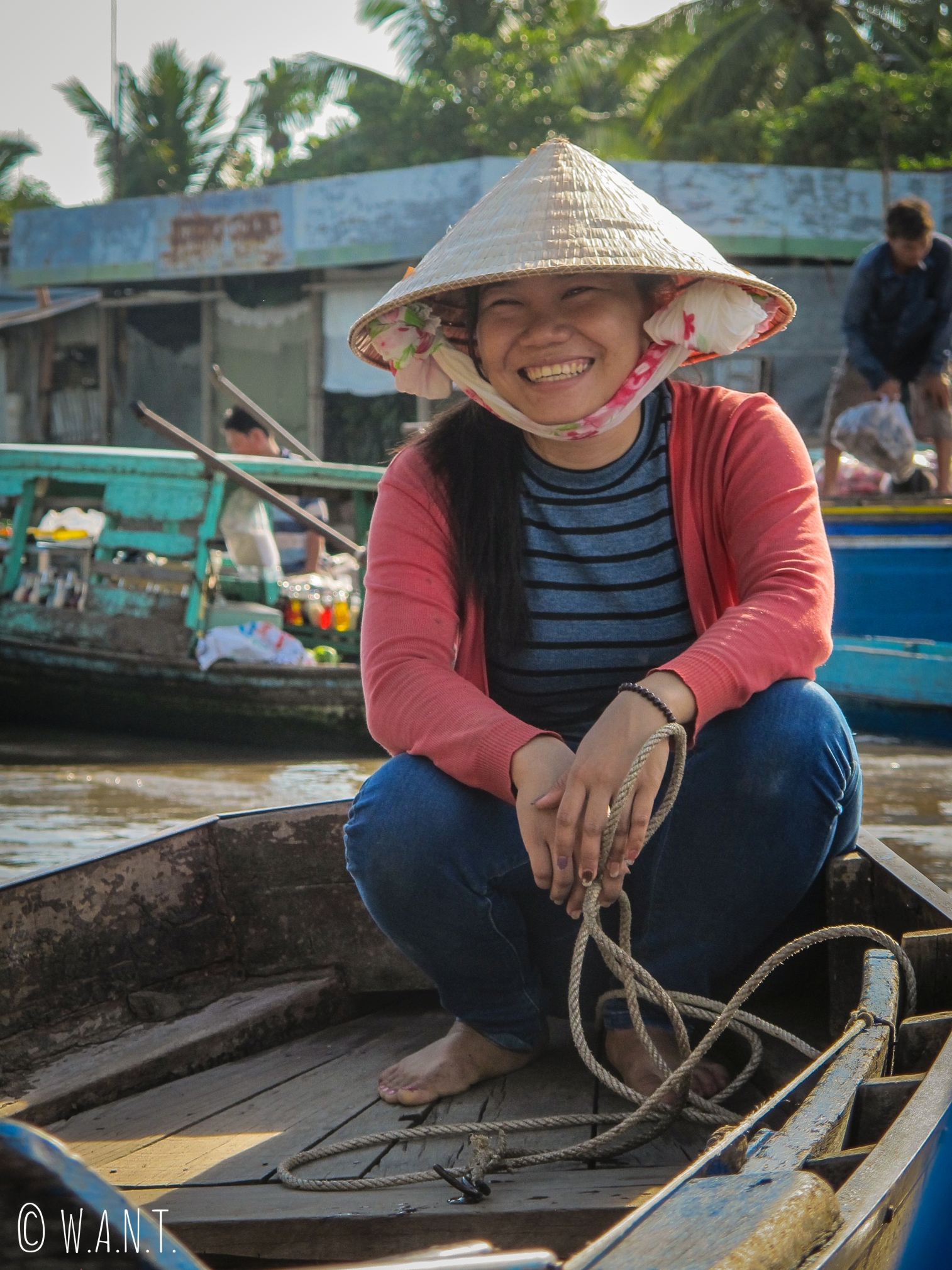 Portrait d'une vendeuse sur le marché flottant Phong Dien
