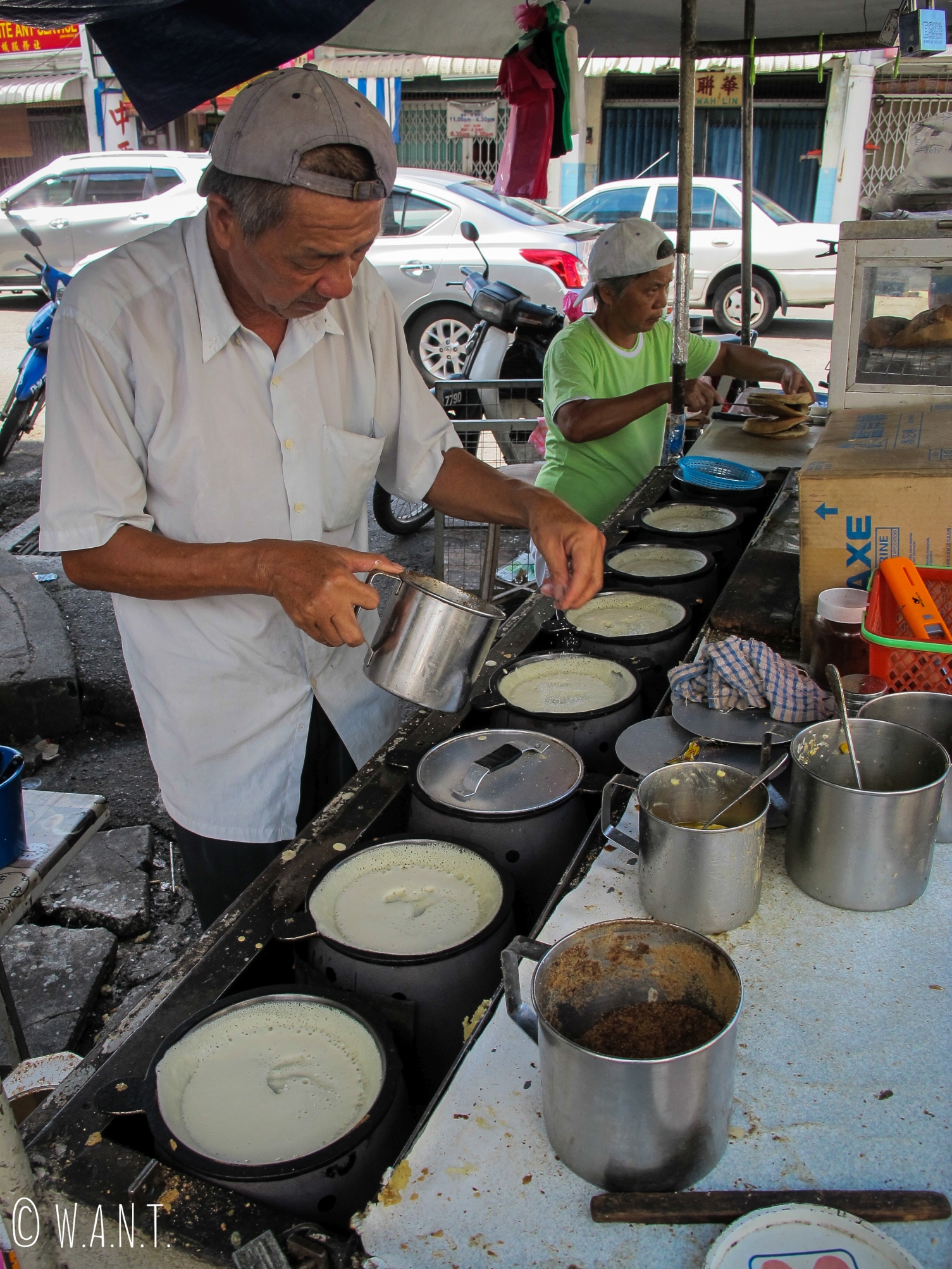 Préparation des ingrédients pour la cuisson des pancakes chinois à Penang