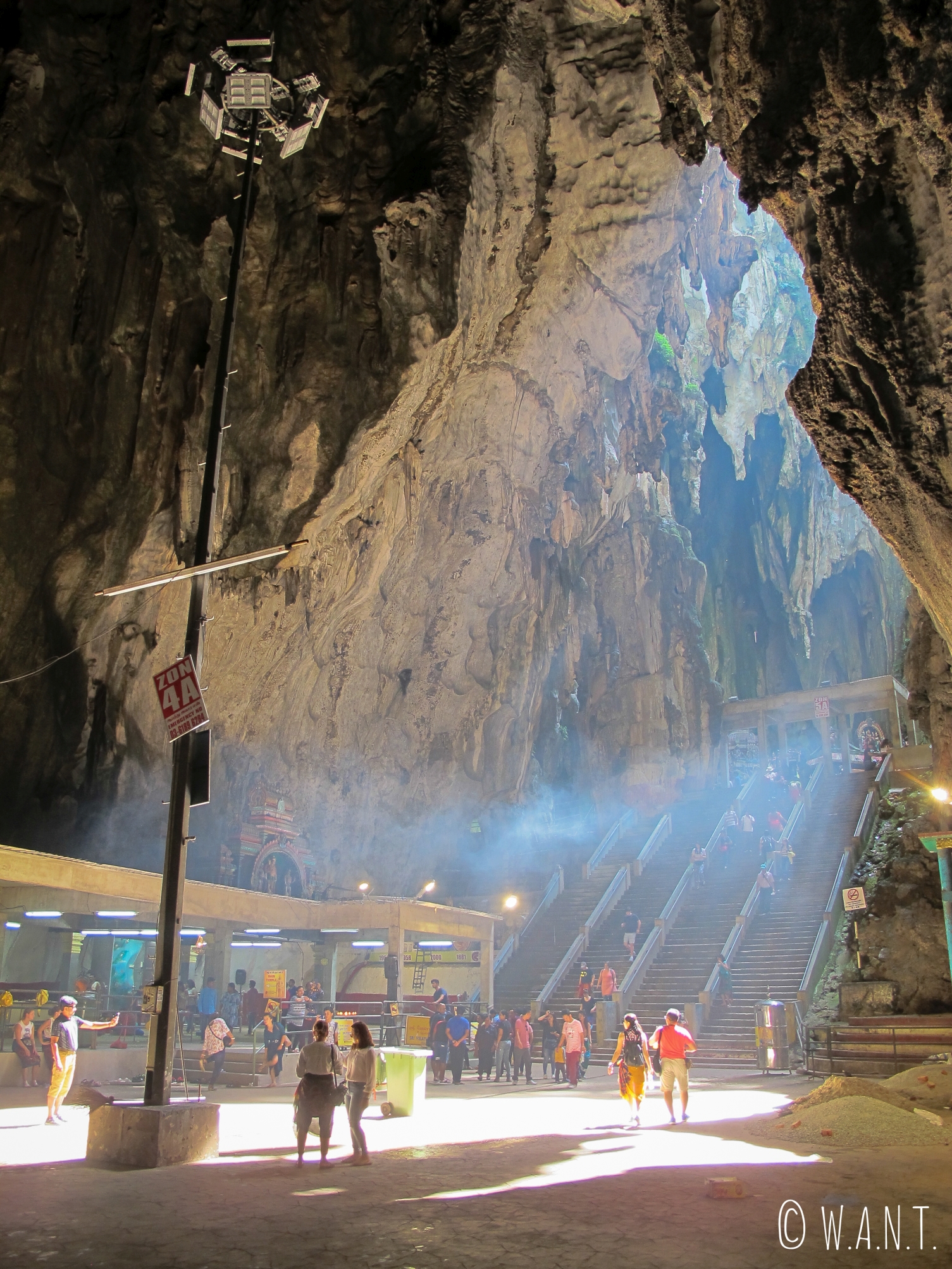 Puit de lumière à l'intérieur de la grotte principale des Batu Caves