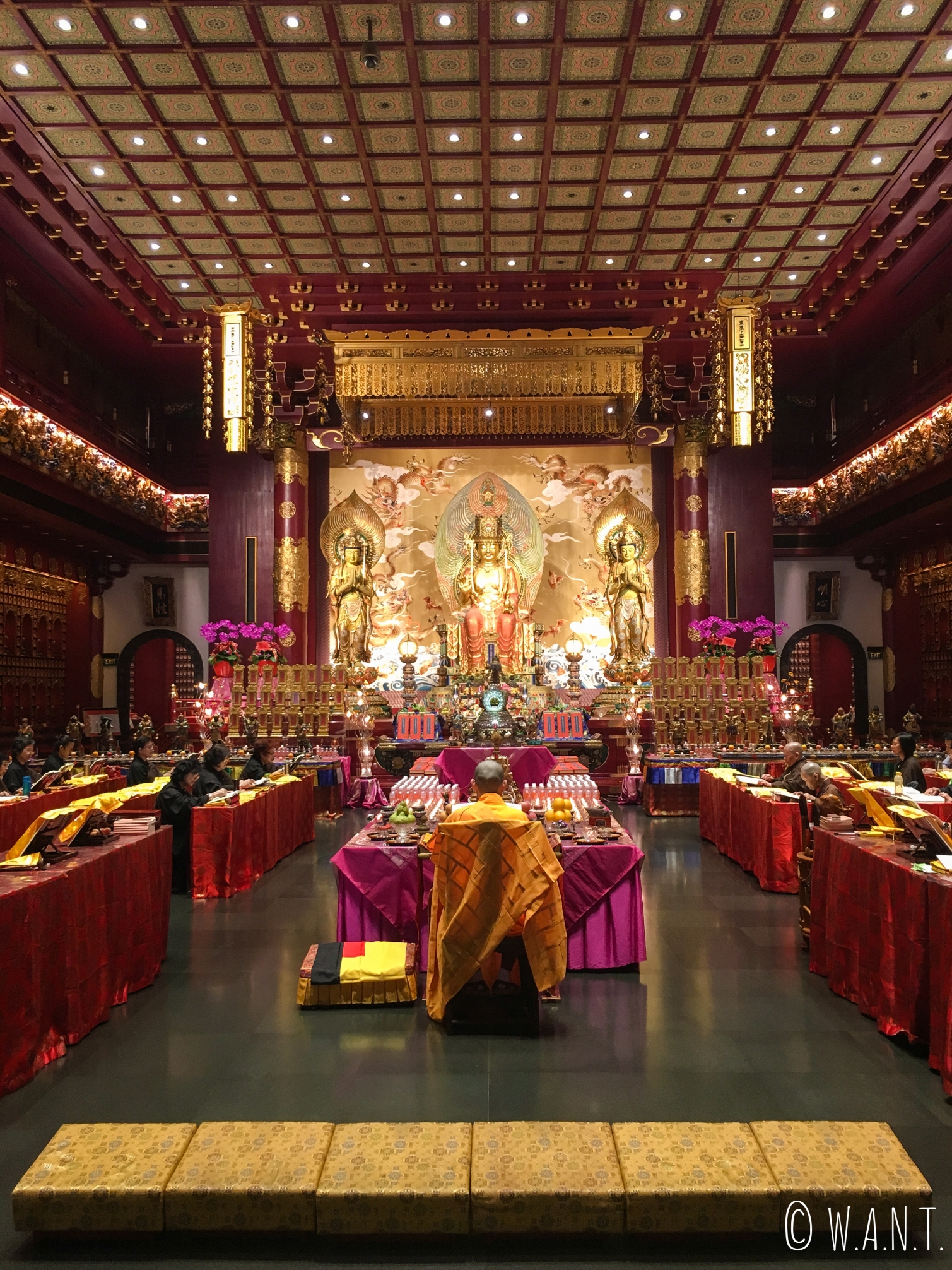 Salle principale du temple de la relique de la dent de Bouddha à Singapour