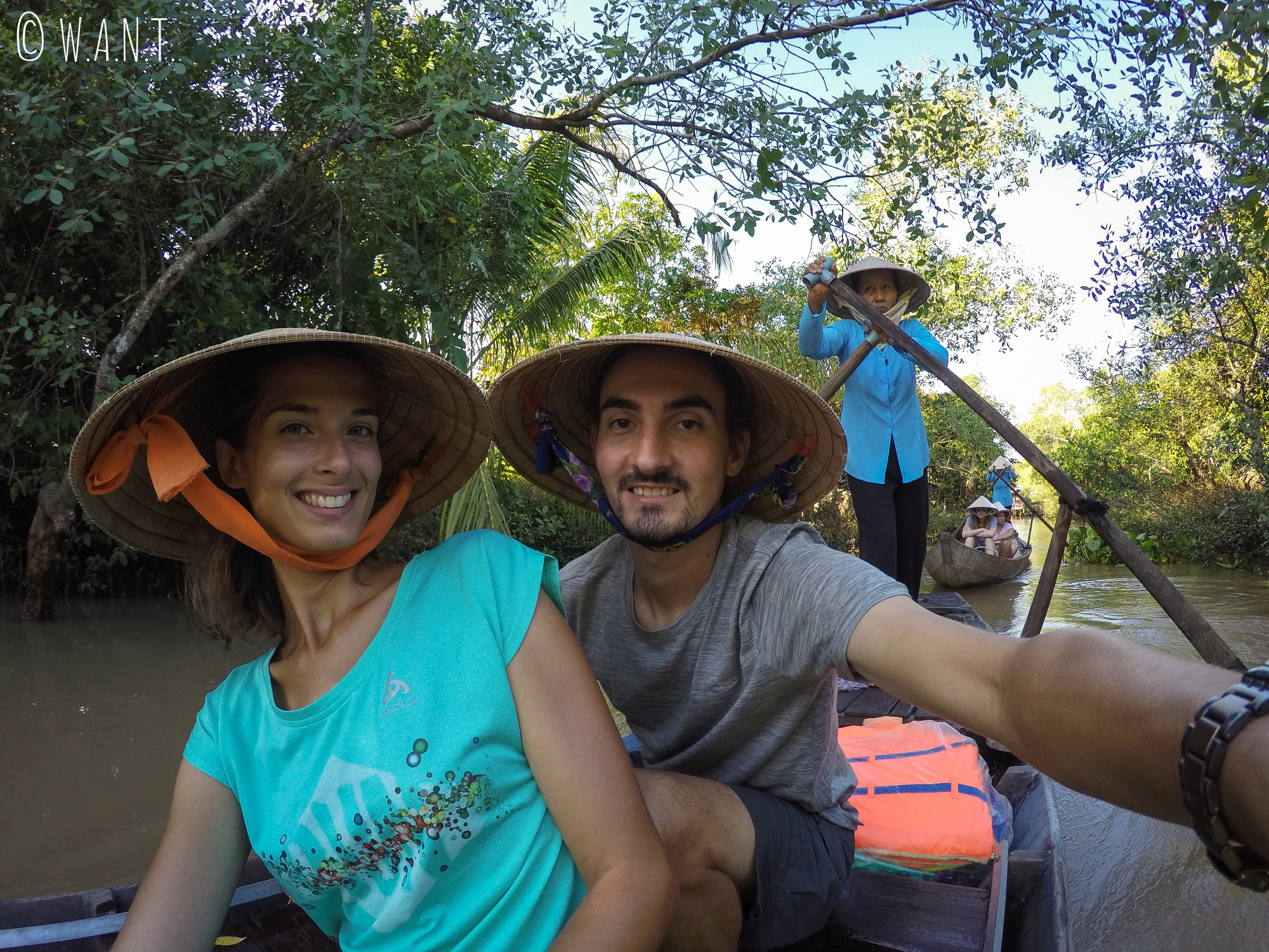 Selfie avec nos chapeaux Nón lá à bord de notre barque sur le Mékong