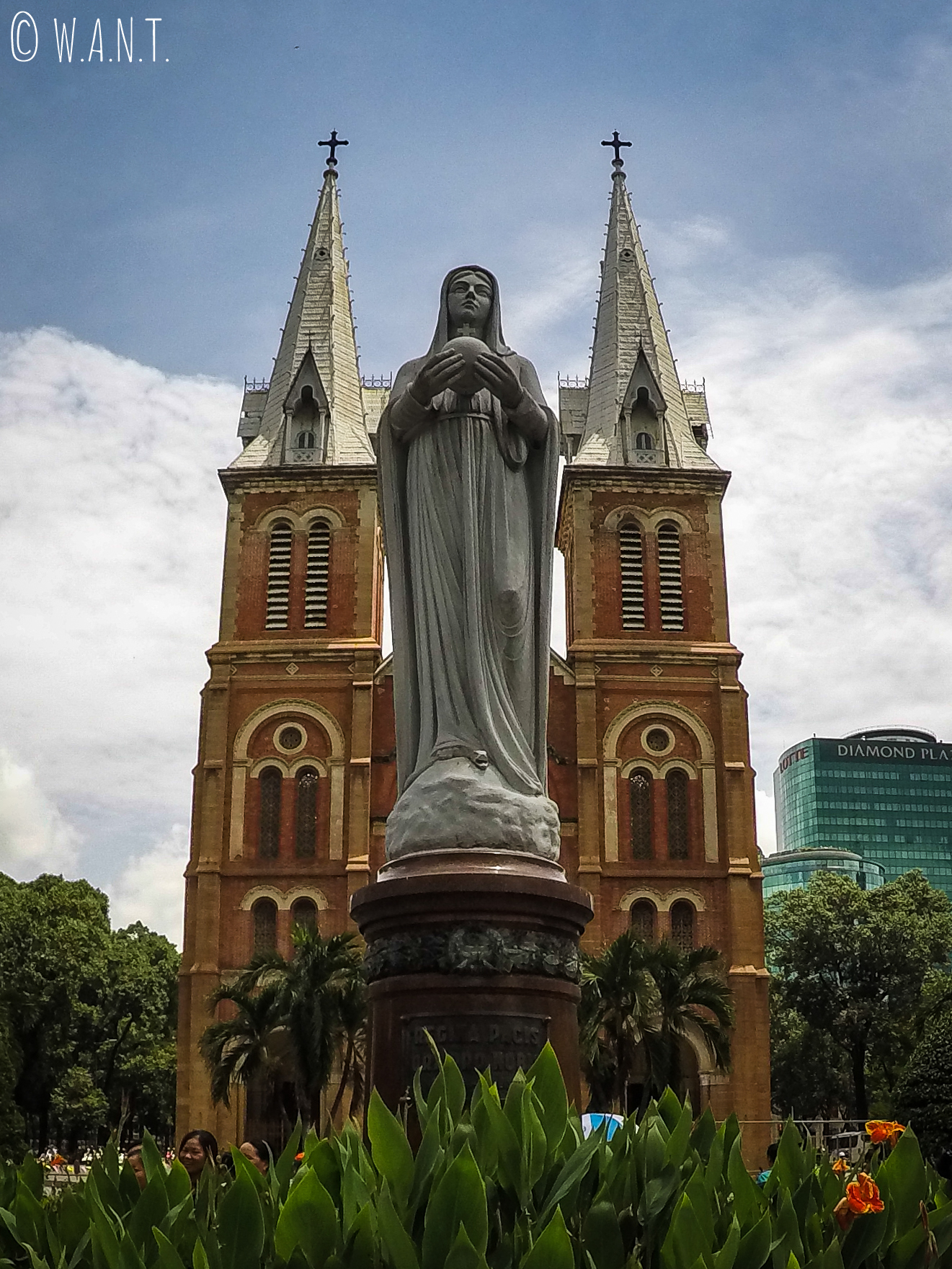 Statue de la Vierge Marie devant la cathédrale Notre-Dame de Saïgon