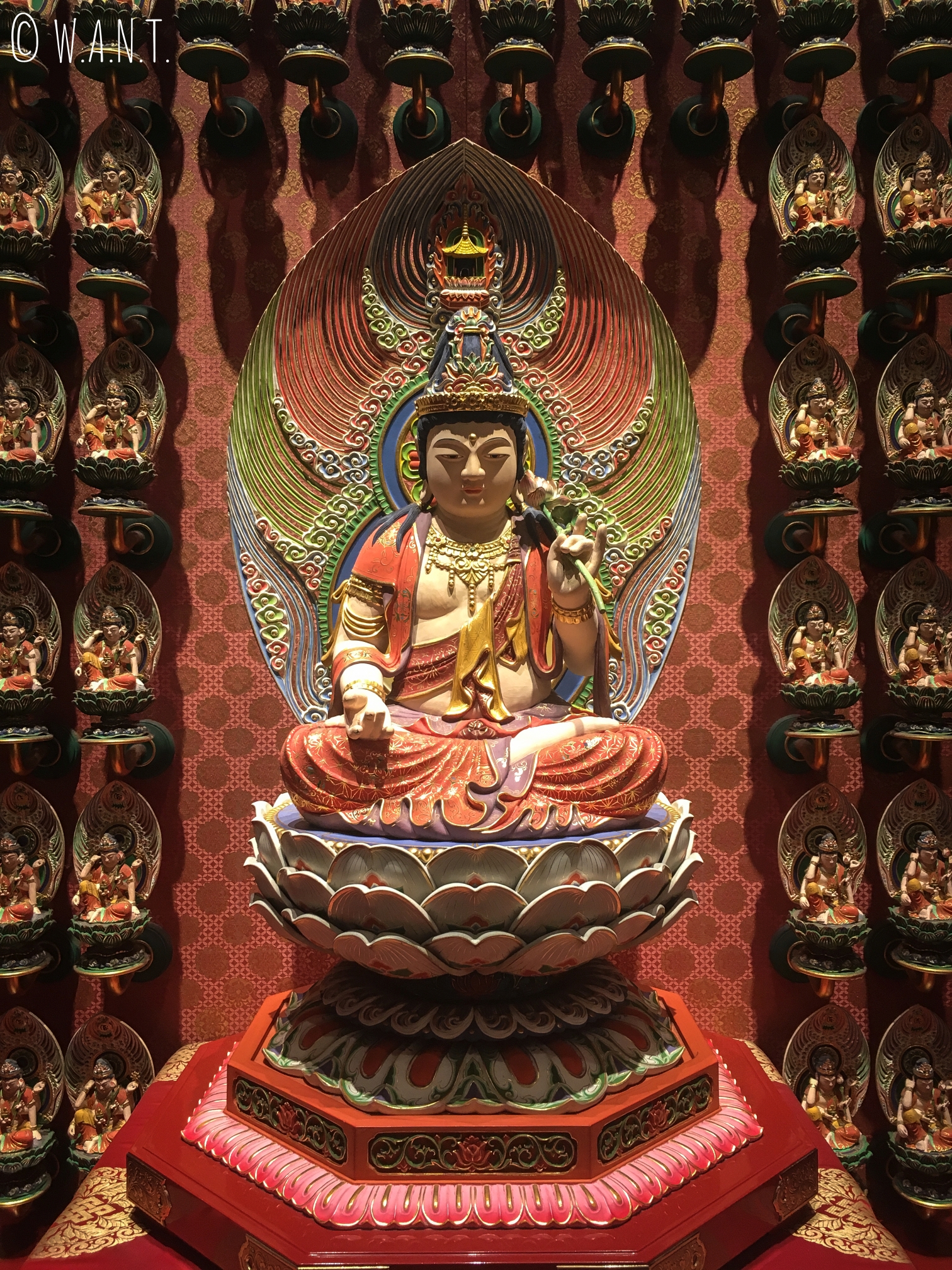 Statue du gardien du signe chinois coq au temple de la relique de la dent de Bouddha