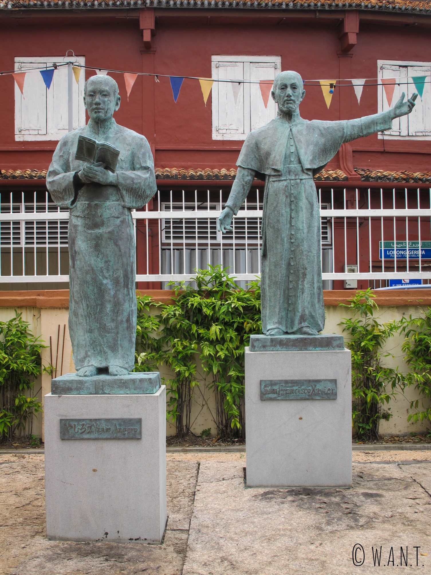 Statues de Yajiro Angero et St François Xavier à l'église St François Xavier de Malacca