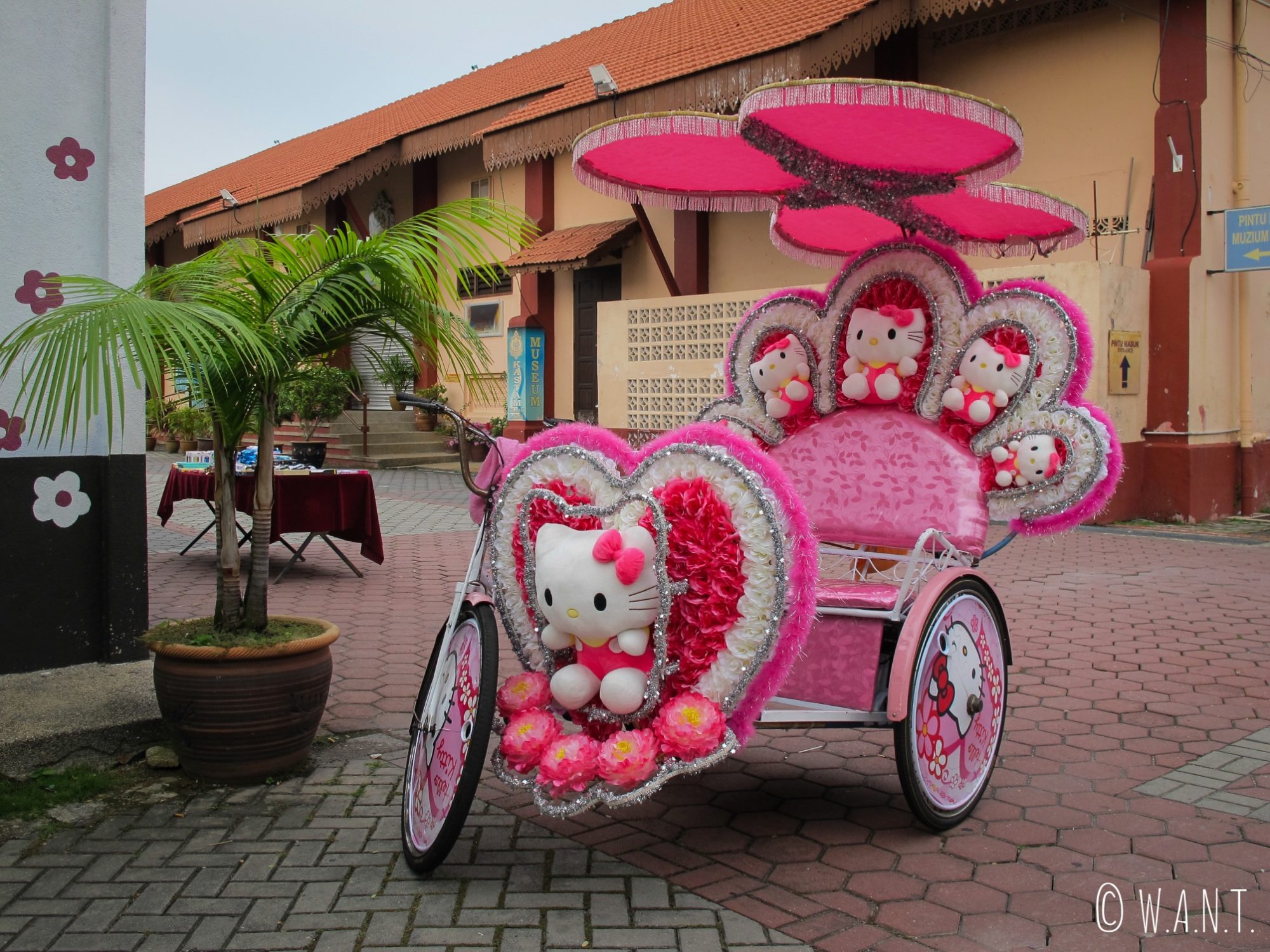 Tuk-tuk à l'effigie d'Hello Kitty dans les rues de Malacca