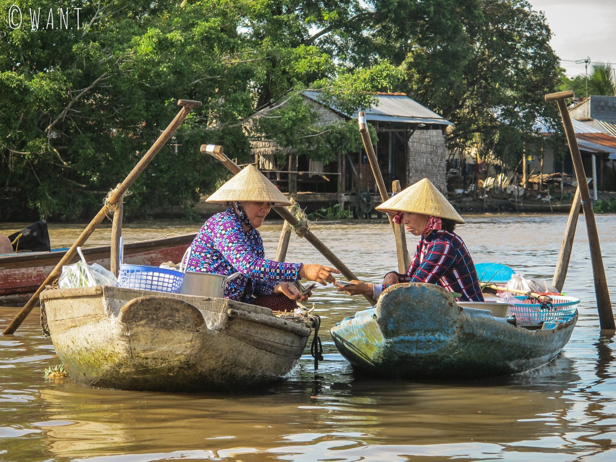 Vendeuses sur le marché flottant de Phong Dien dans le delta du Mékong