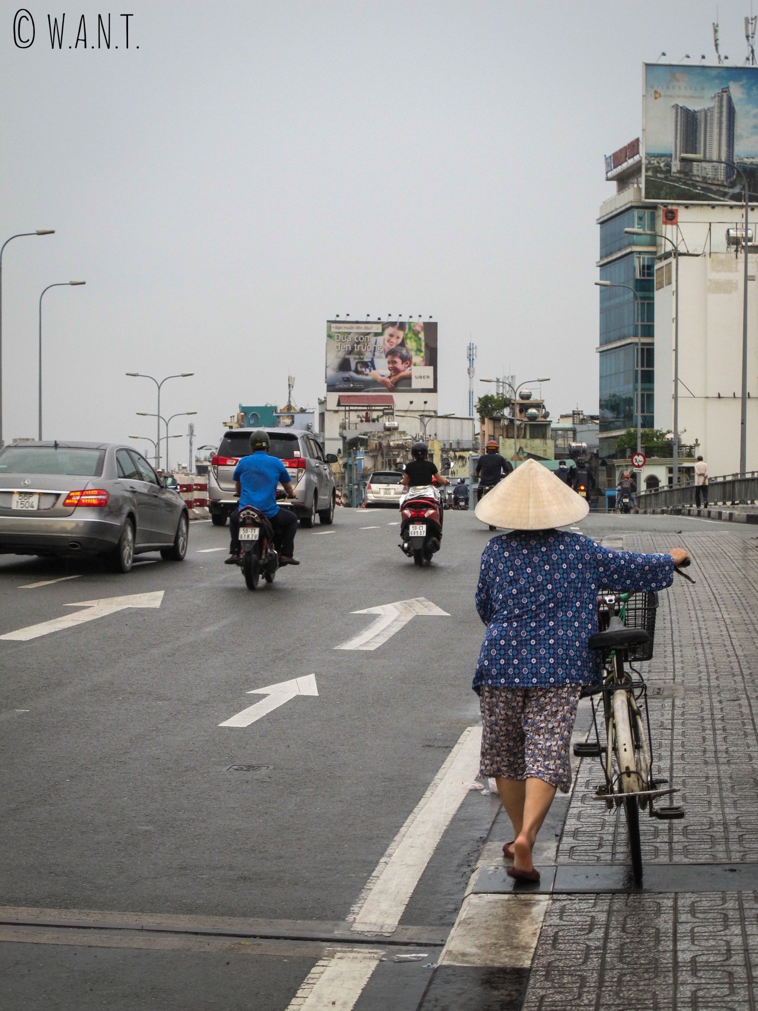 Vietnamienne marchant à côté de son vélo
