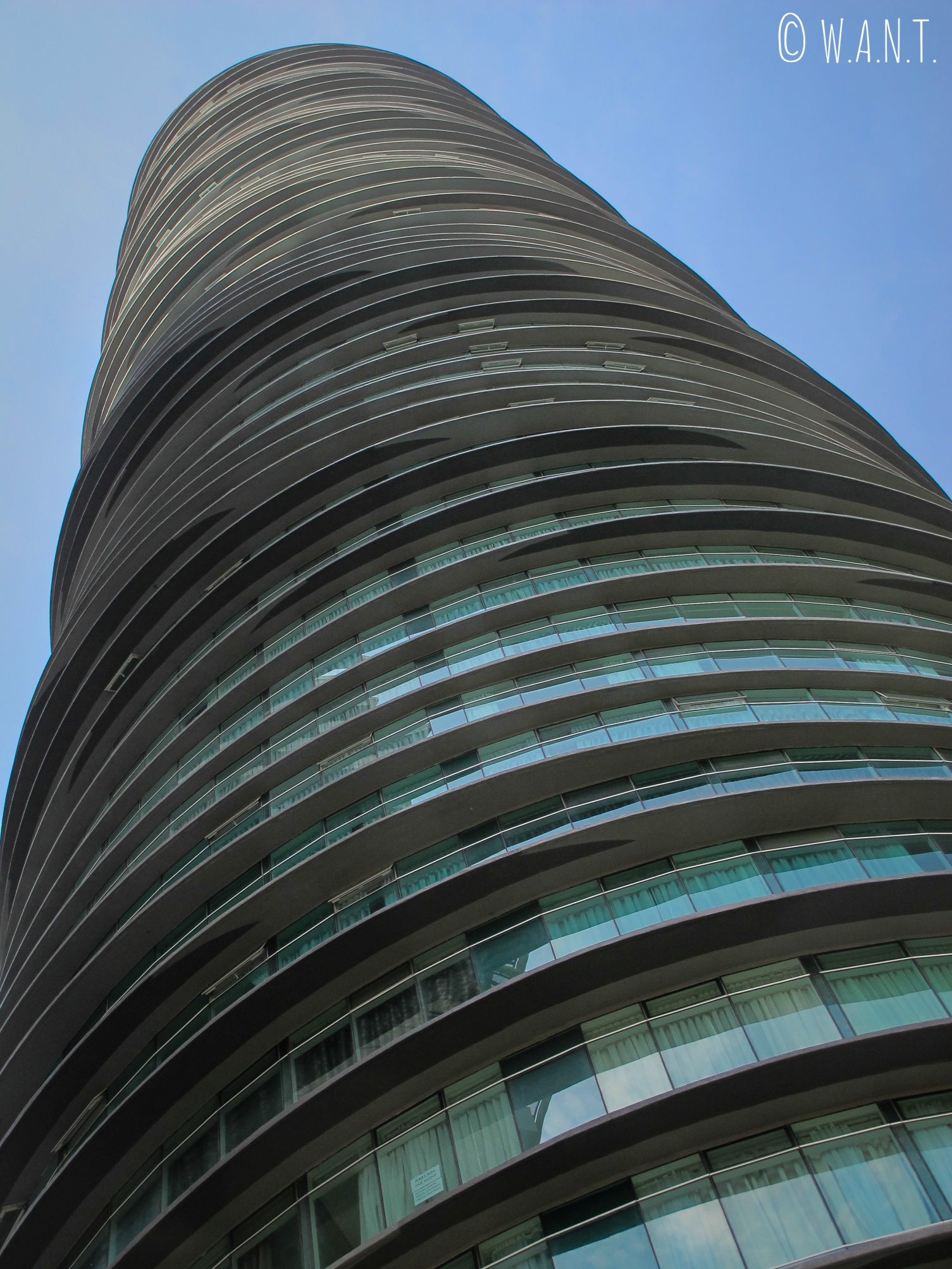Vue en contre-plongée sur la tour Vortex où nous logeons à Kuala Lumpur