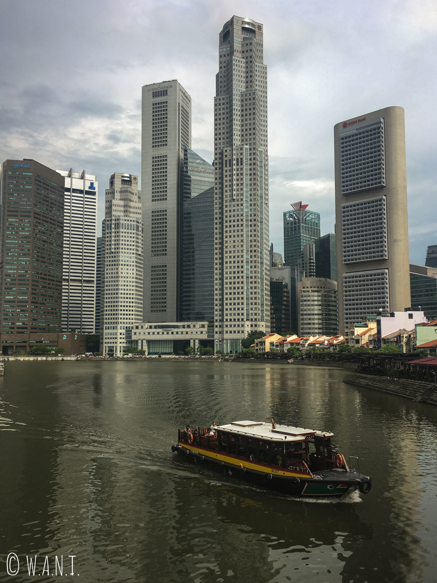Vue sur le quartier de Boat Quay avec en arrière plan la Skyline de Singapour