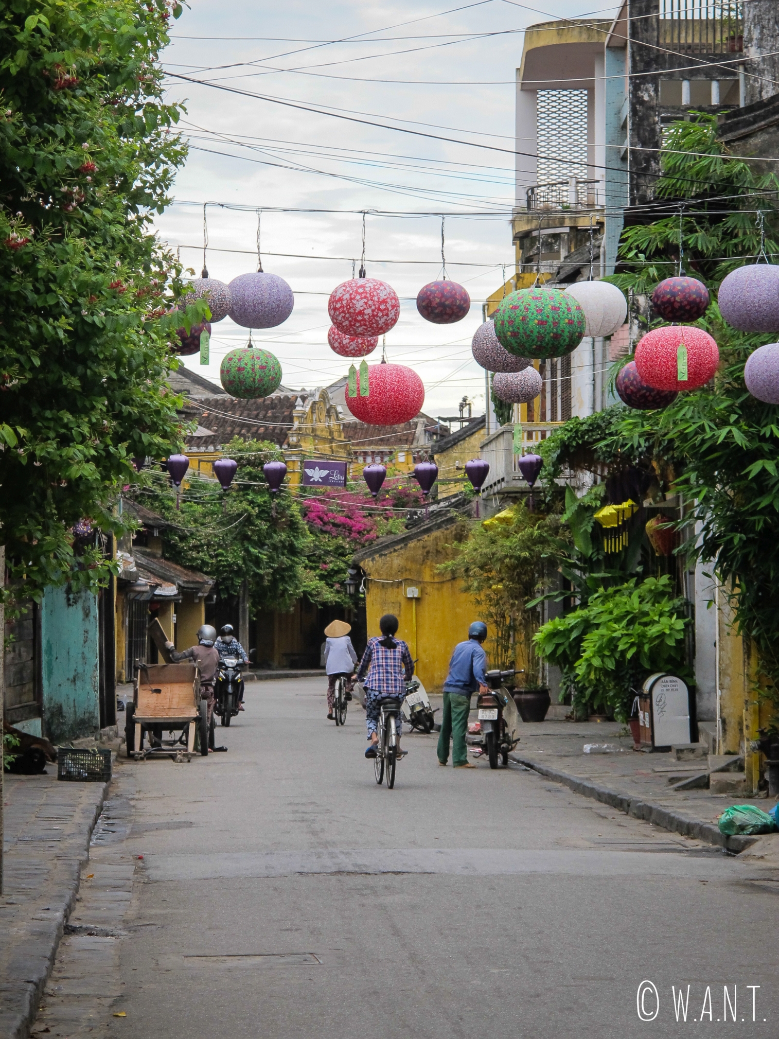 A 5h30, seuls les locaux circulent dans les rues de la vieille ville de Hoi An