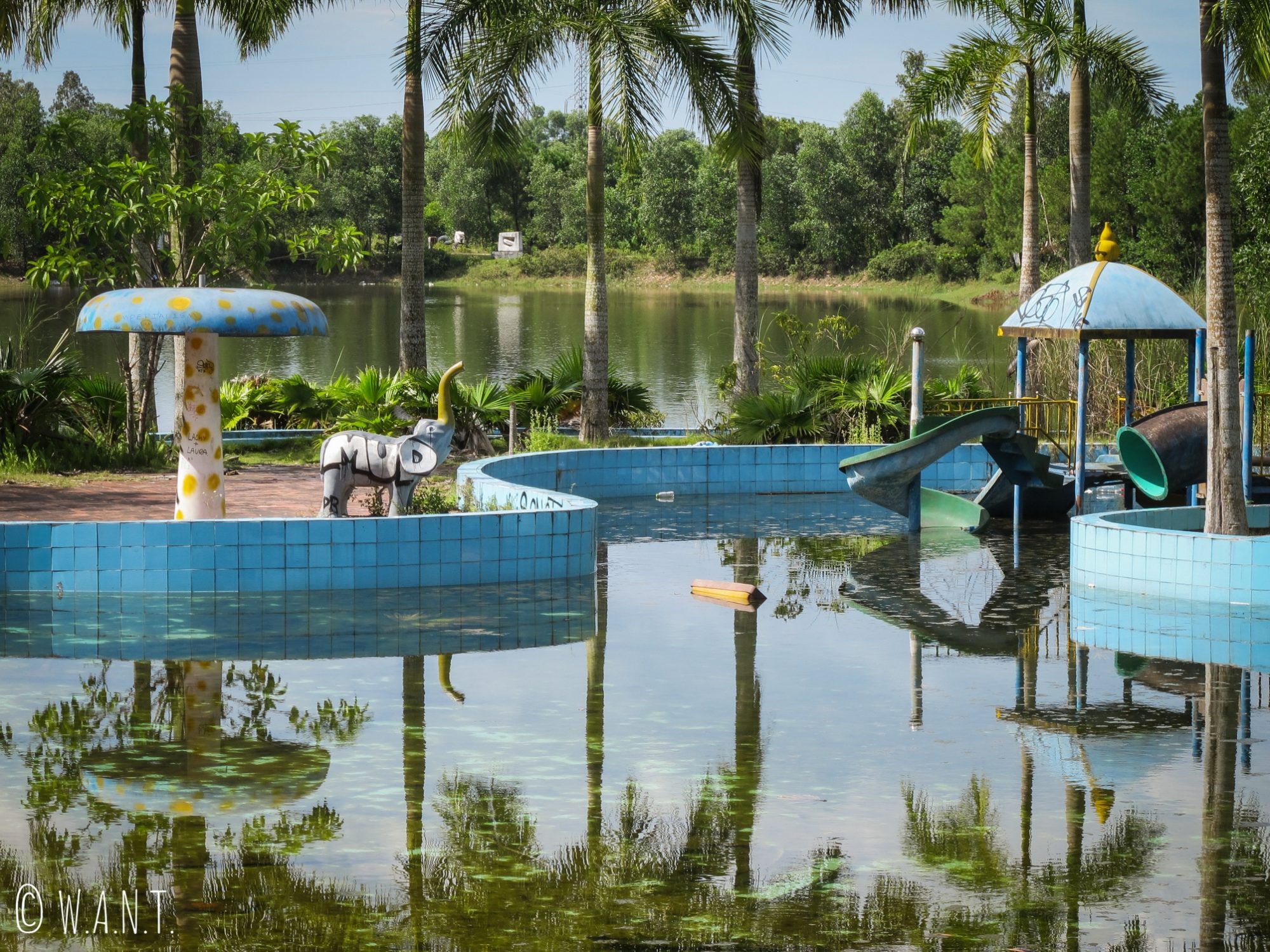Aire de jeux pour enfants du parc aquatique abandonné de Ho Thuy Tien