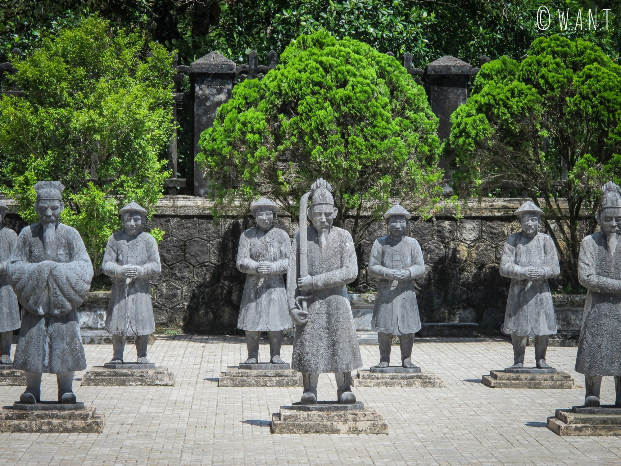 Armée de pierre à l'entrée du Mausolée de Khai Dinh à Hué