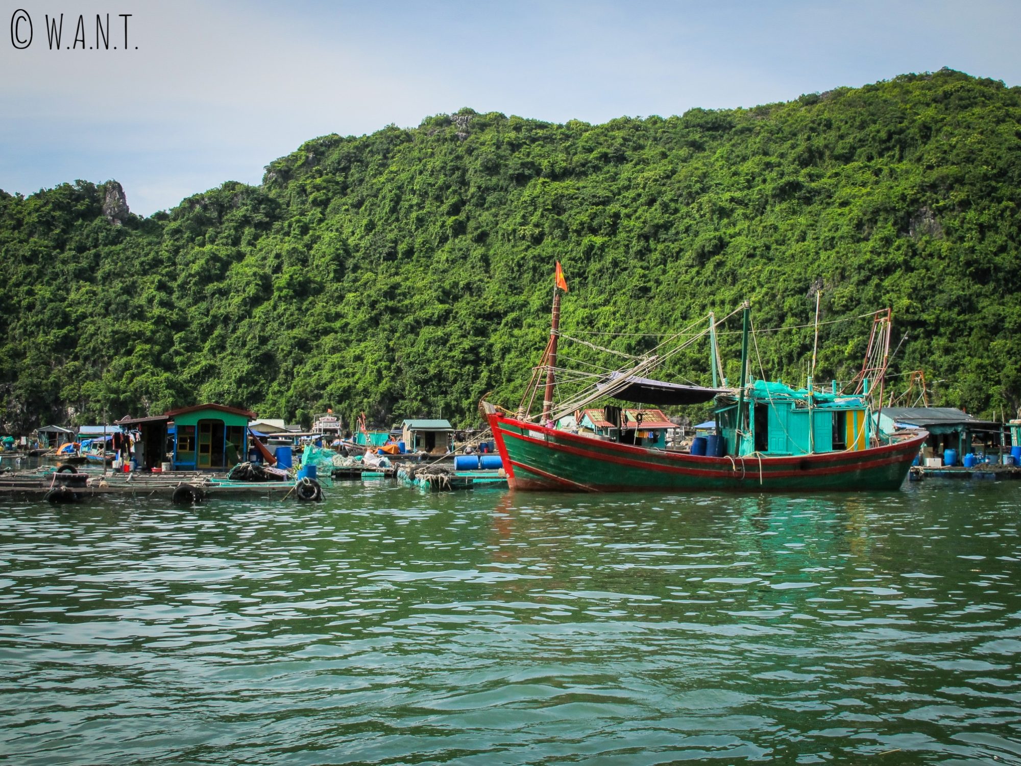 Bateau et habitations de pêcheurs dans la Baie de Lan Ha