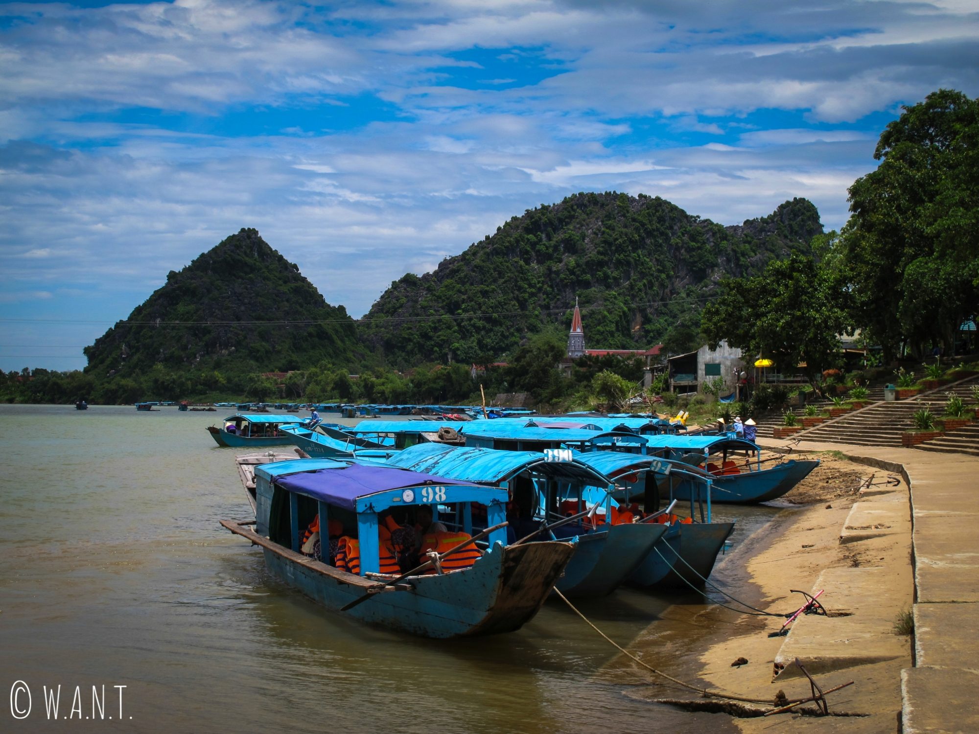 Bateaux pour se rendre à la grotte de Phong Nha à l'embarcadère de Son Trach