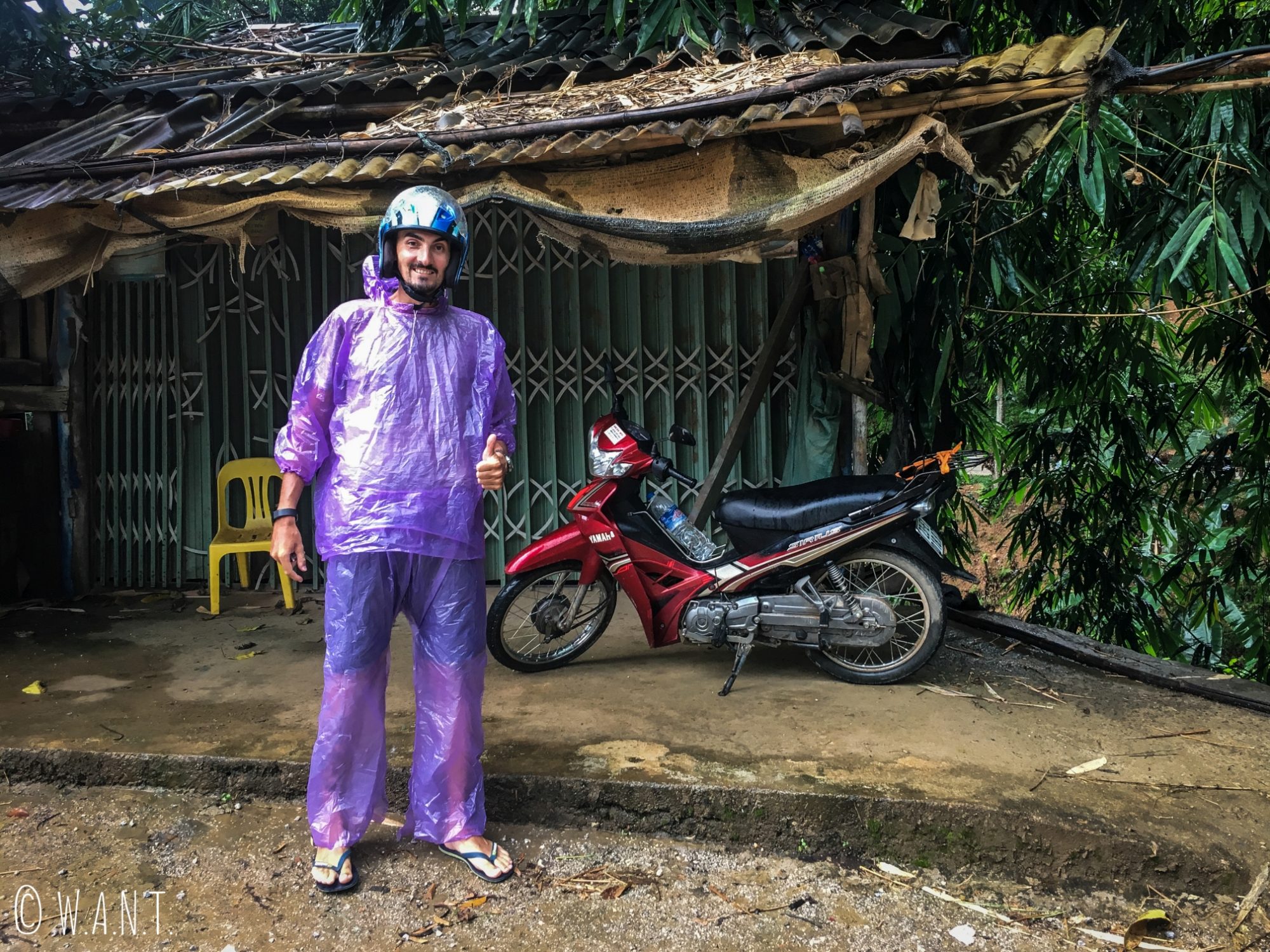 Benjamin porte son pyjama de pluie sur le retour à Ha Giang