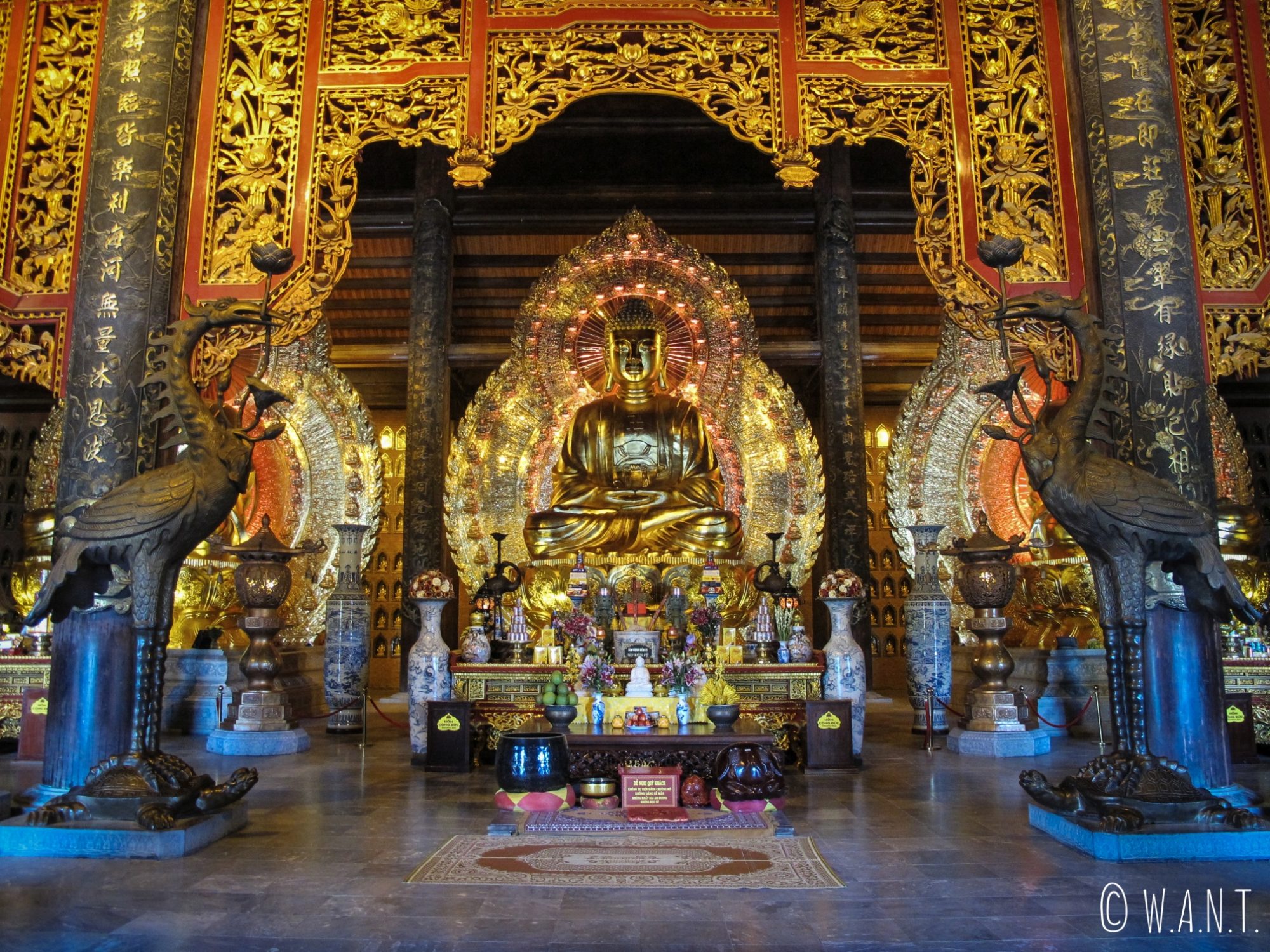 Bouddha géant dans le temple Dien Tam The de la pagode Bai Dinh à Tam Coc