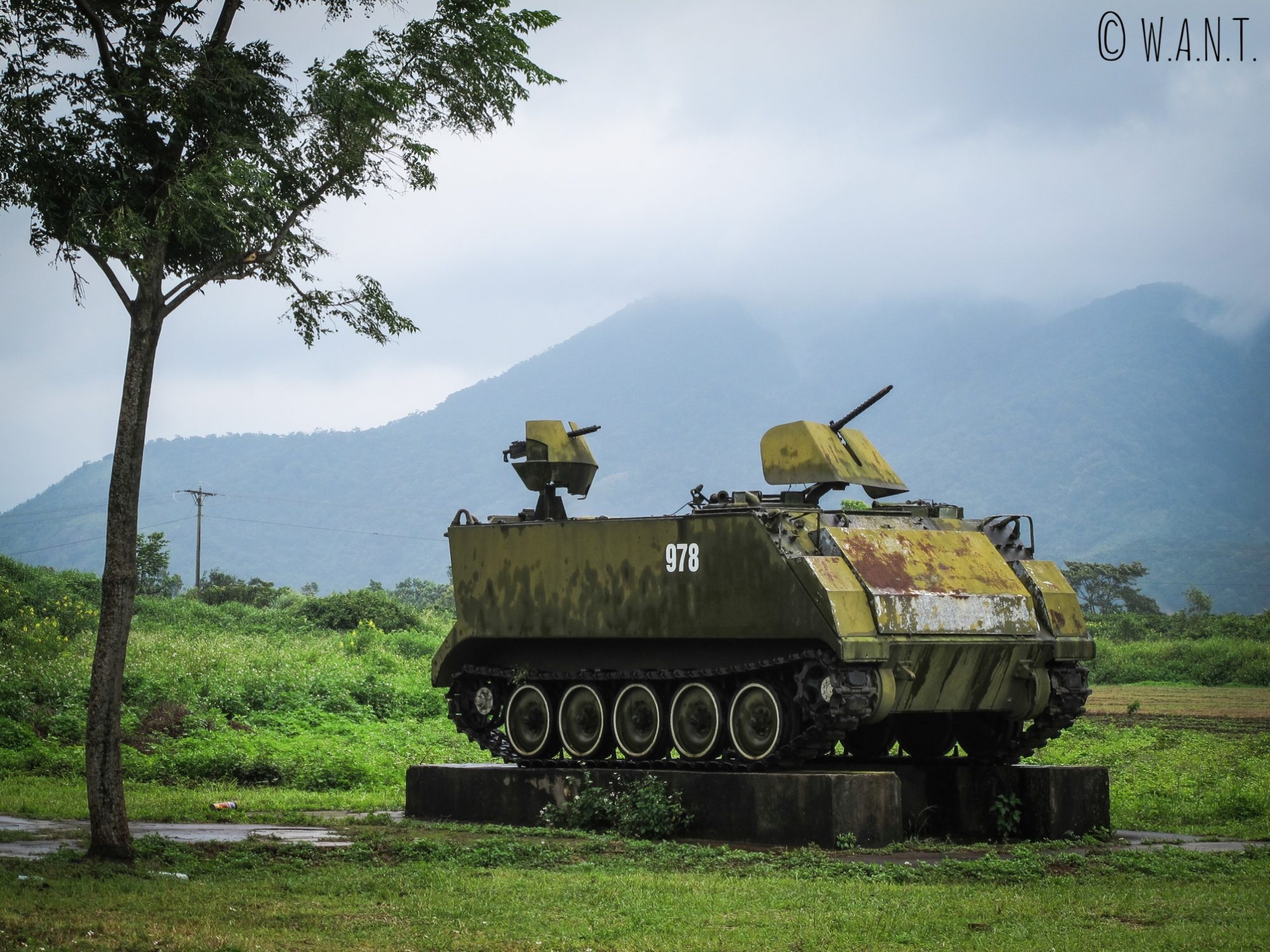 Ce M113, véhicule de transport de troupes, est conservé à l'ancienne base américaine de Khe Sanh