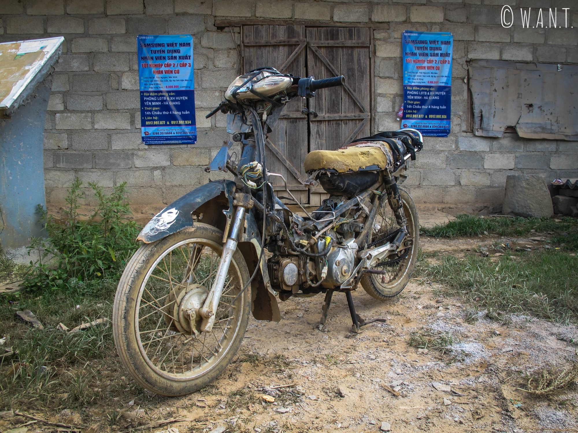 Cette mobylette est encore utilisée par un habitant du village, sur la route de Lung Cu