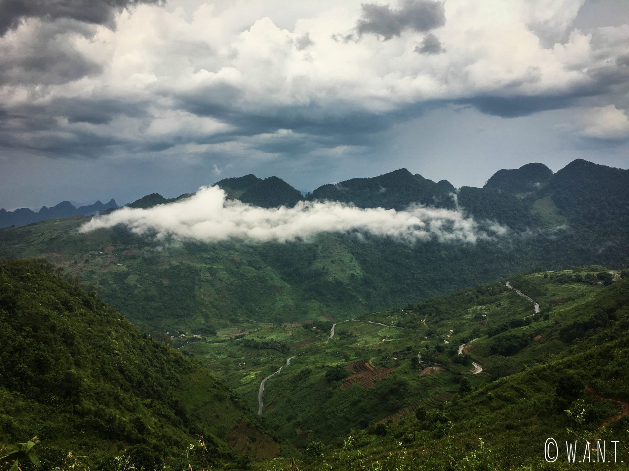 Ciel noir et nuages sur le chemin du retour à Ha Giang