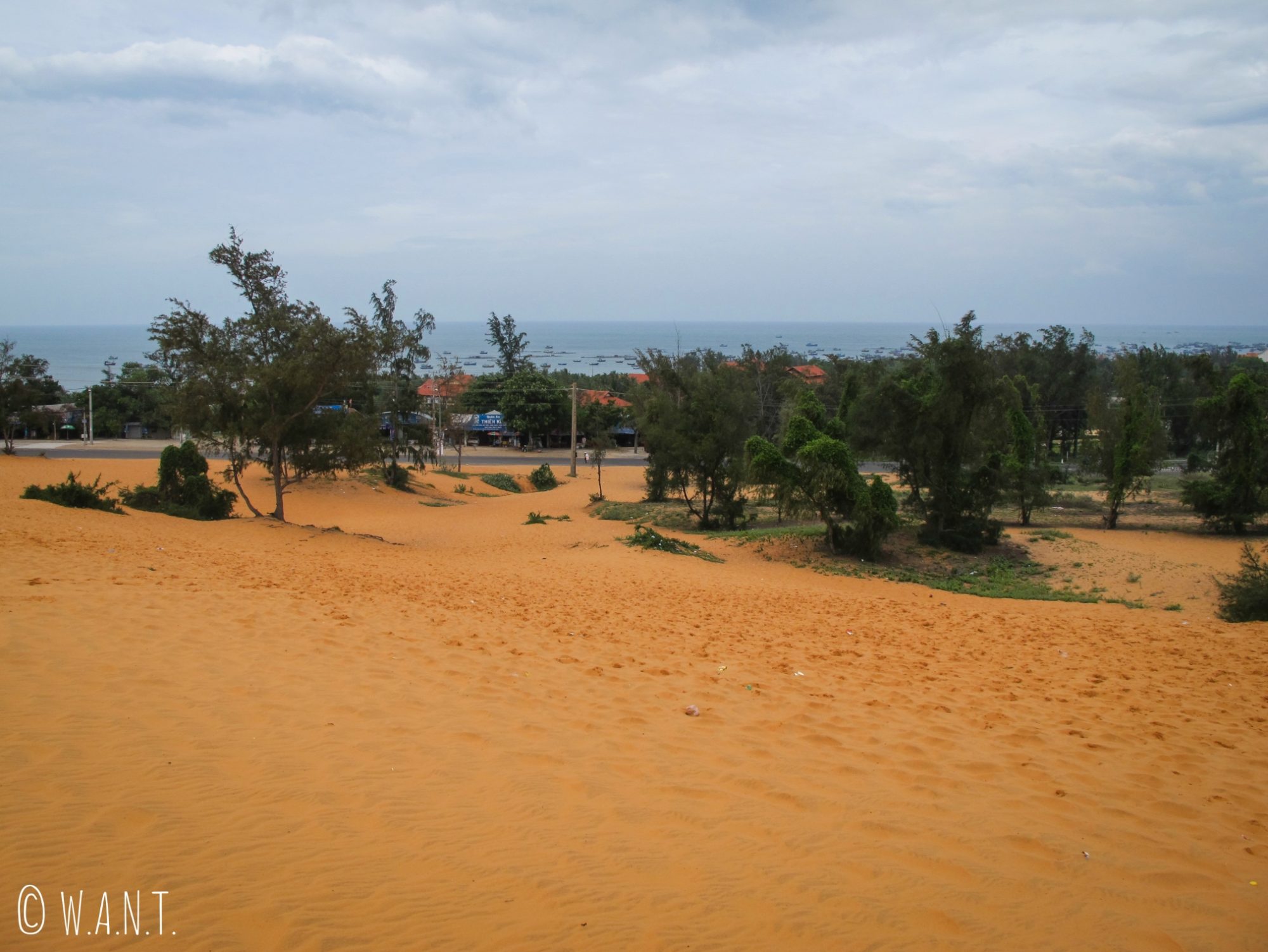 Dans les dunes de sables rouges de Mui Ne sont ensevelis des déchets