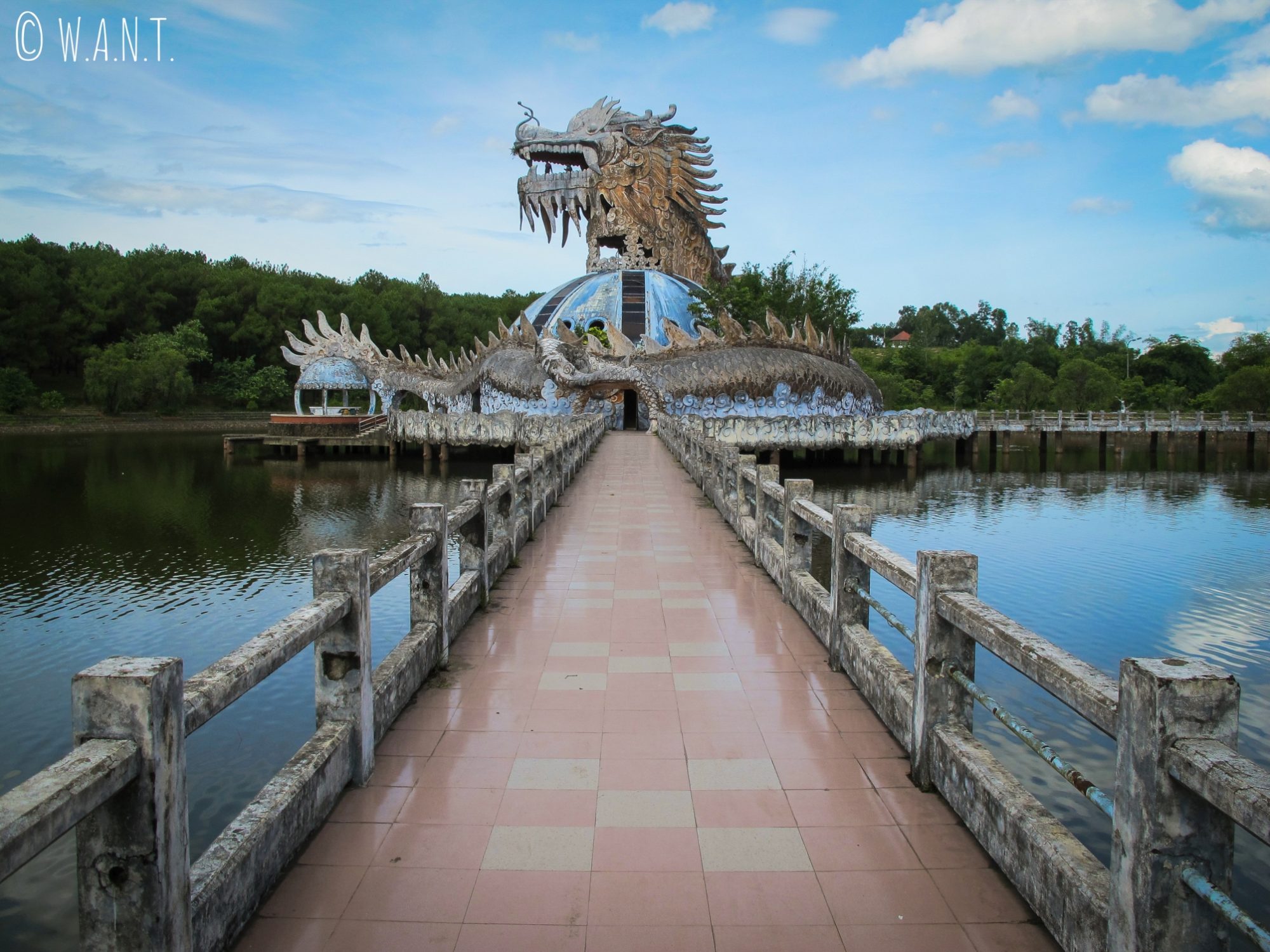 Dragon géant au parc aquatique abandonné de Ho Thuy Tien