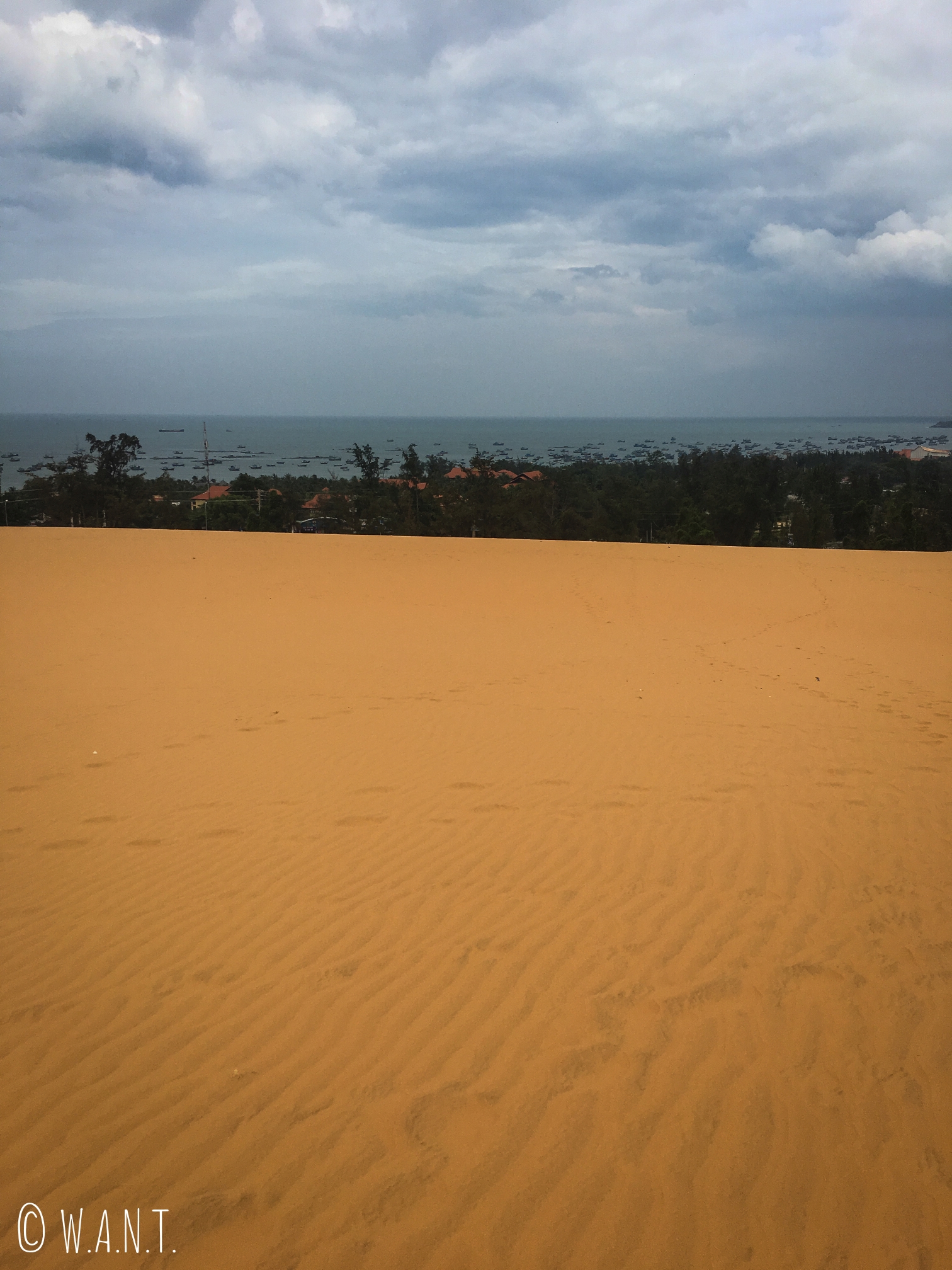 Dunes de sable rouge et vue sur le port de Mui Ne