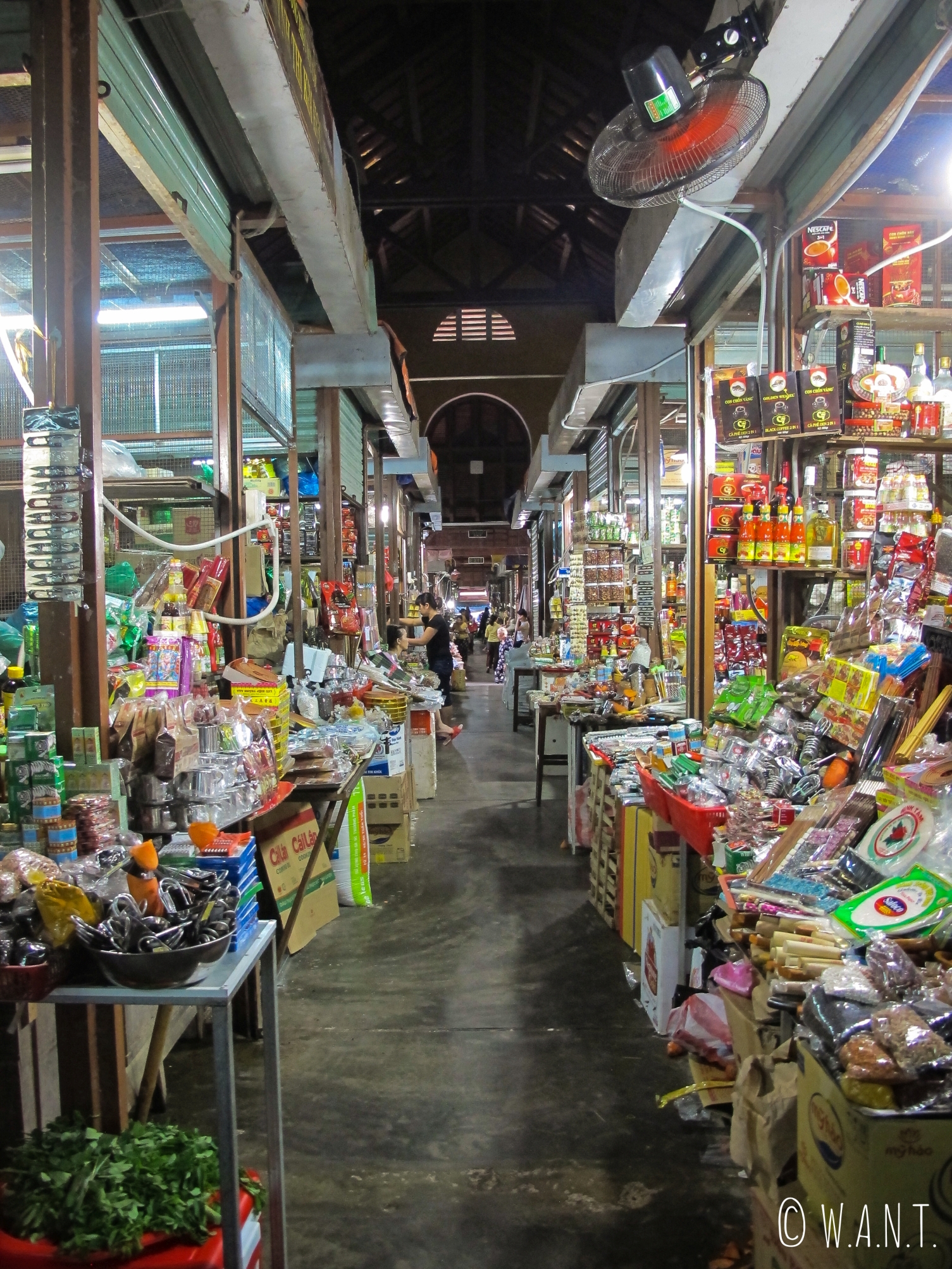 Echoppes du marché couvert de la vieille ville de Hoi An