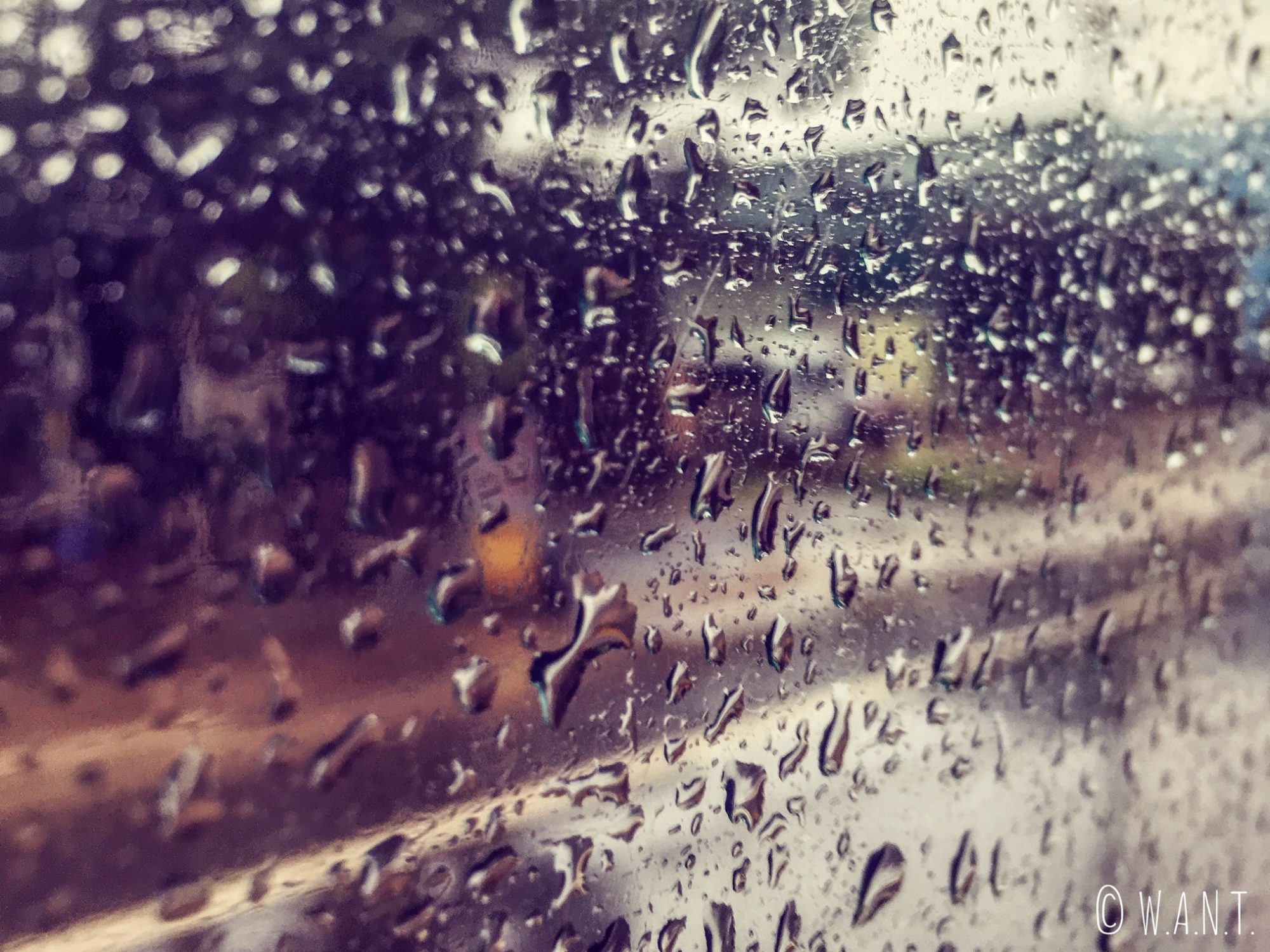 En arrivant à Da Lat, nous apercevons le déluge à travers la fenêtre du minibus