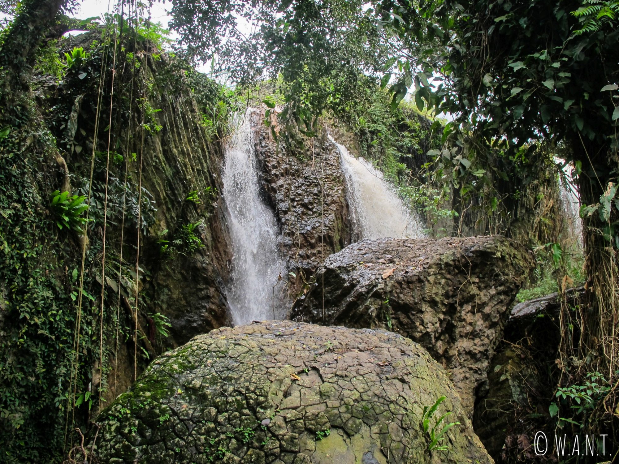 En chemin pour accéder au pied de l'Elephant Waterfall aux environs de Da Lat