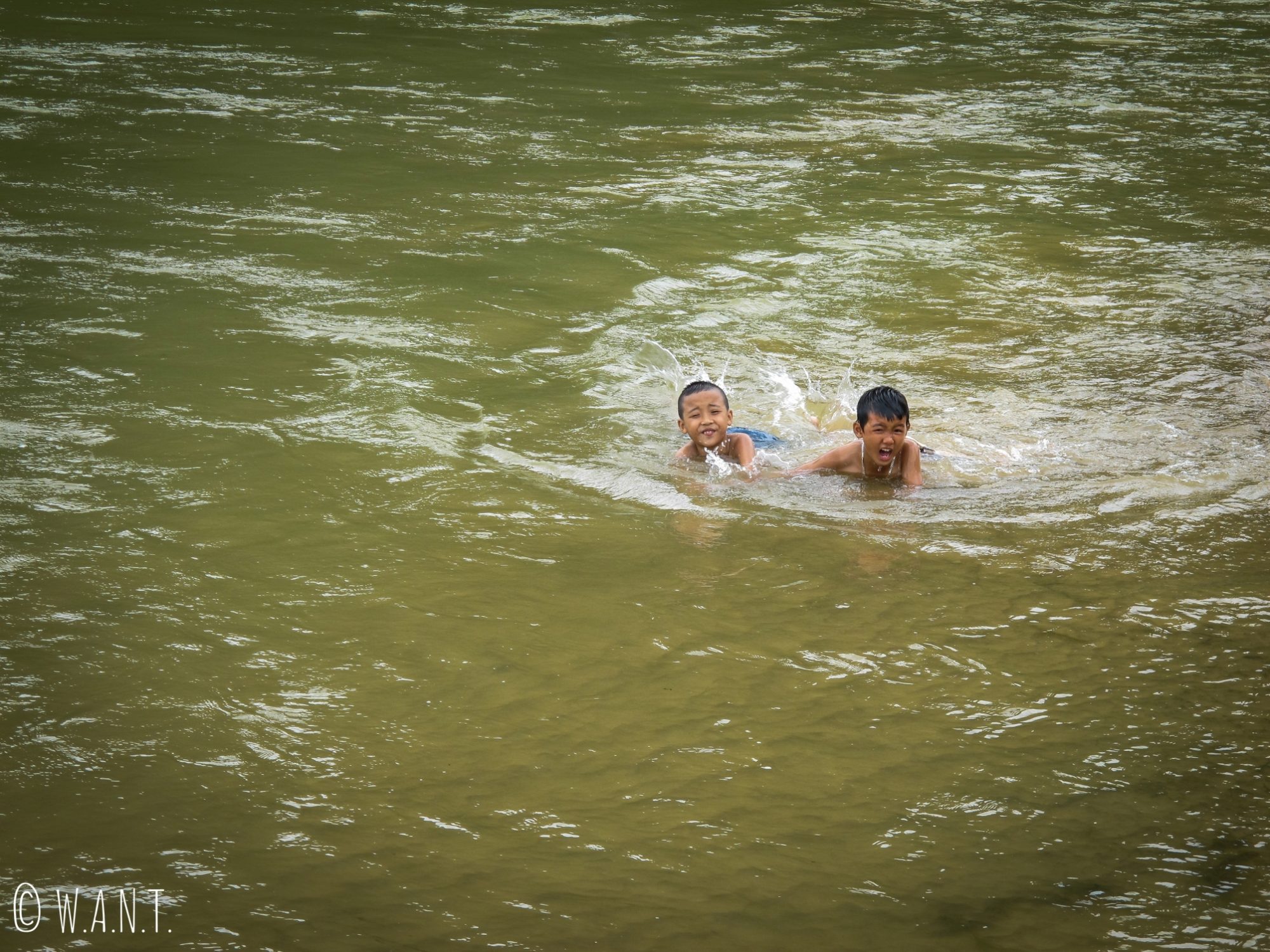 Enfants jouant dans la rivière à Phong Nha