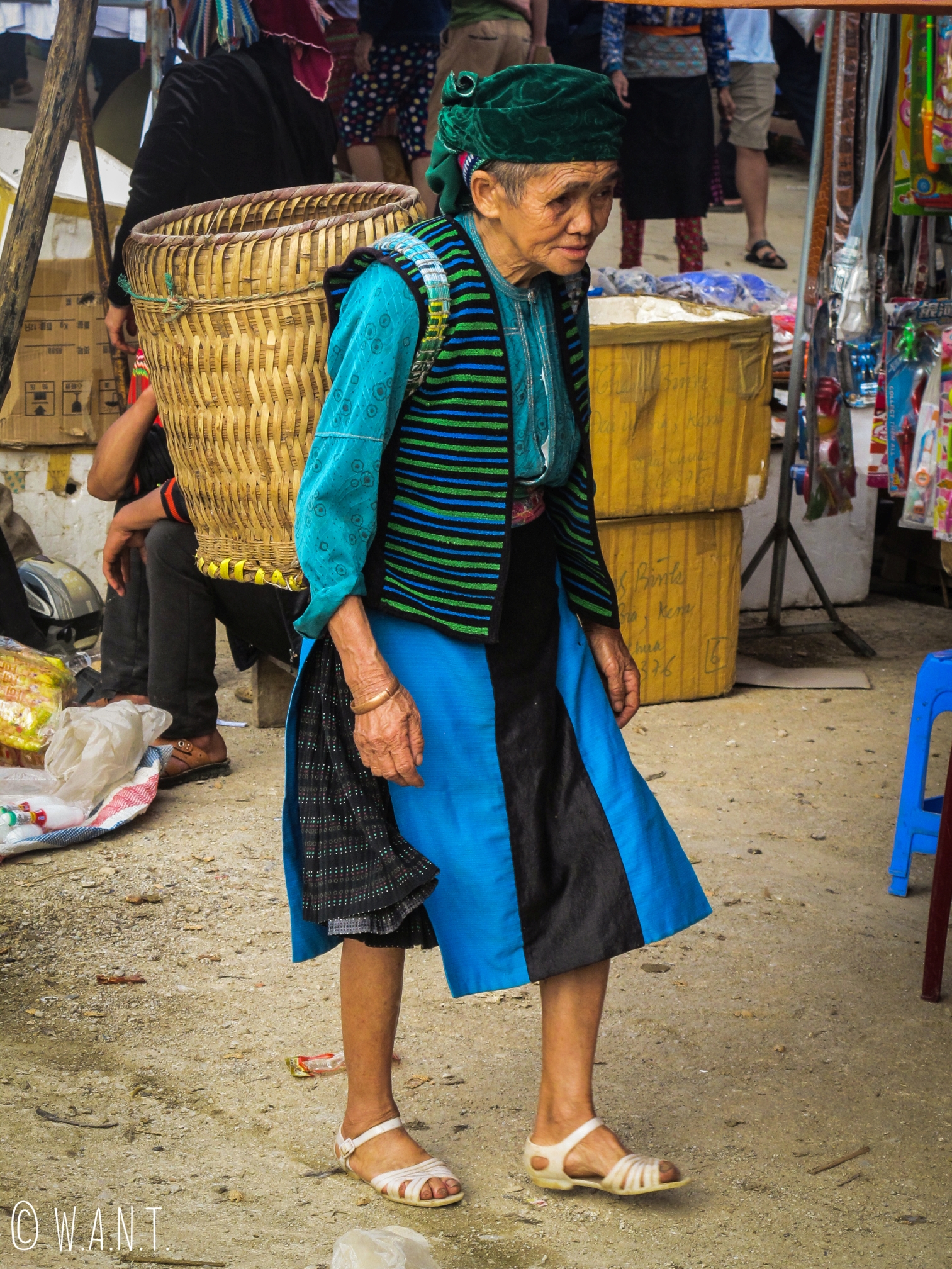 Femme venue faire le marché à Dong Van