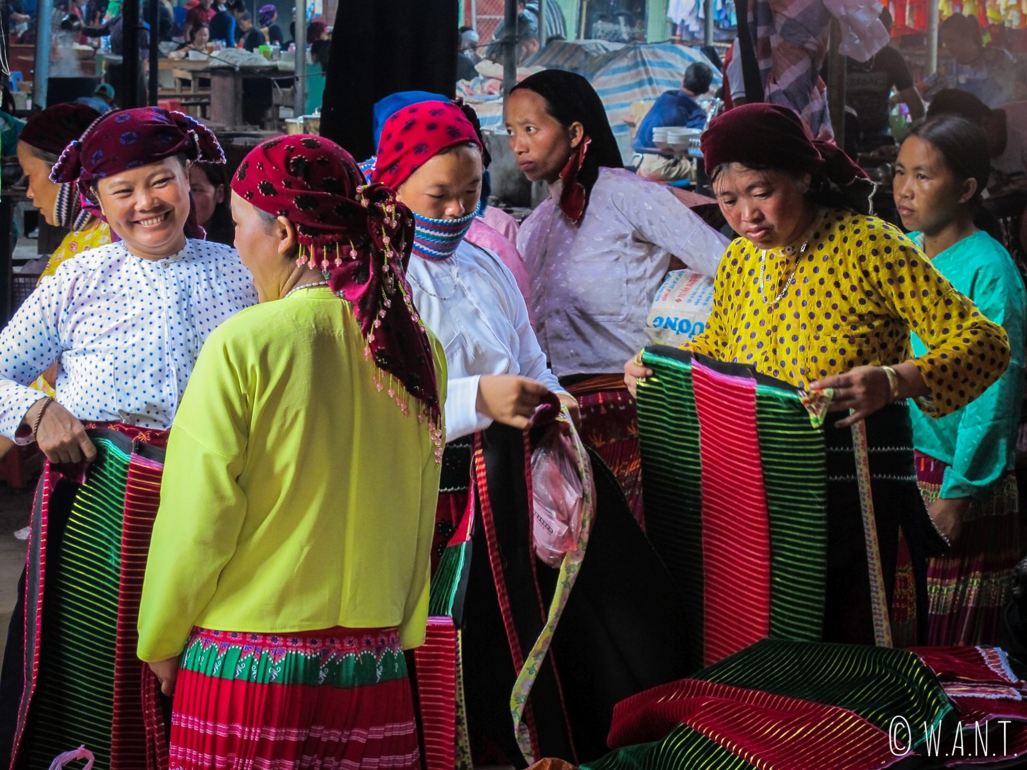 Femmes sur le marché de Dong Van