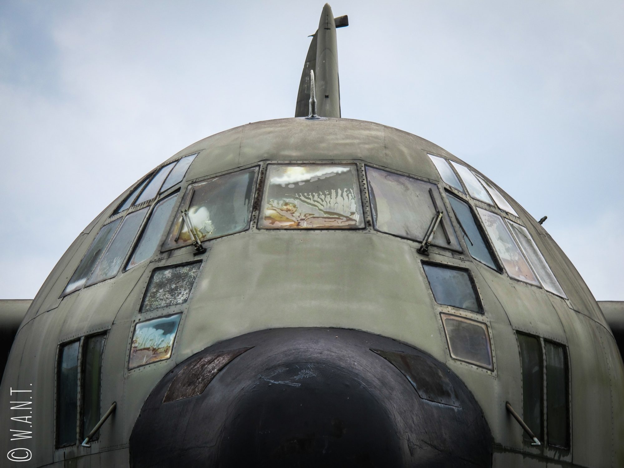 Gros plan du cockpit d'un Lockheed C-130 Hercules conservé à l'ancienne base américaine de Khe Sanh